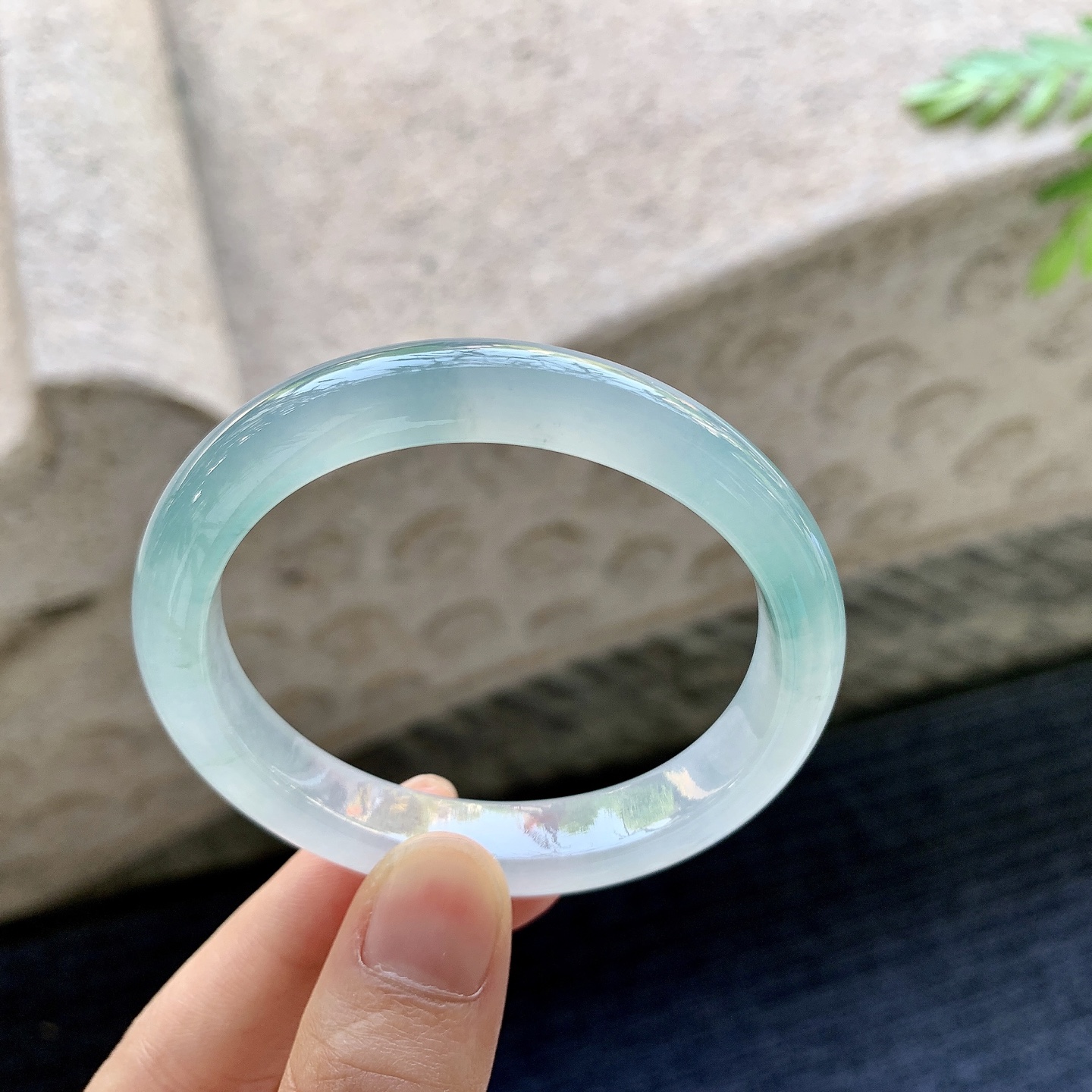 贵妃52 53 圈口53.2/45.2/10.2/7.2 编码C5092619 冰糯飘蓝花，水润，种老，细腻，打灯有絮线