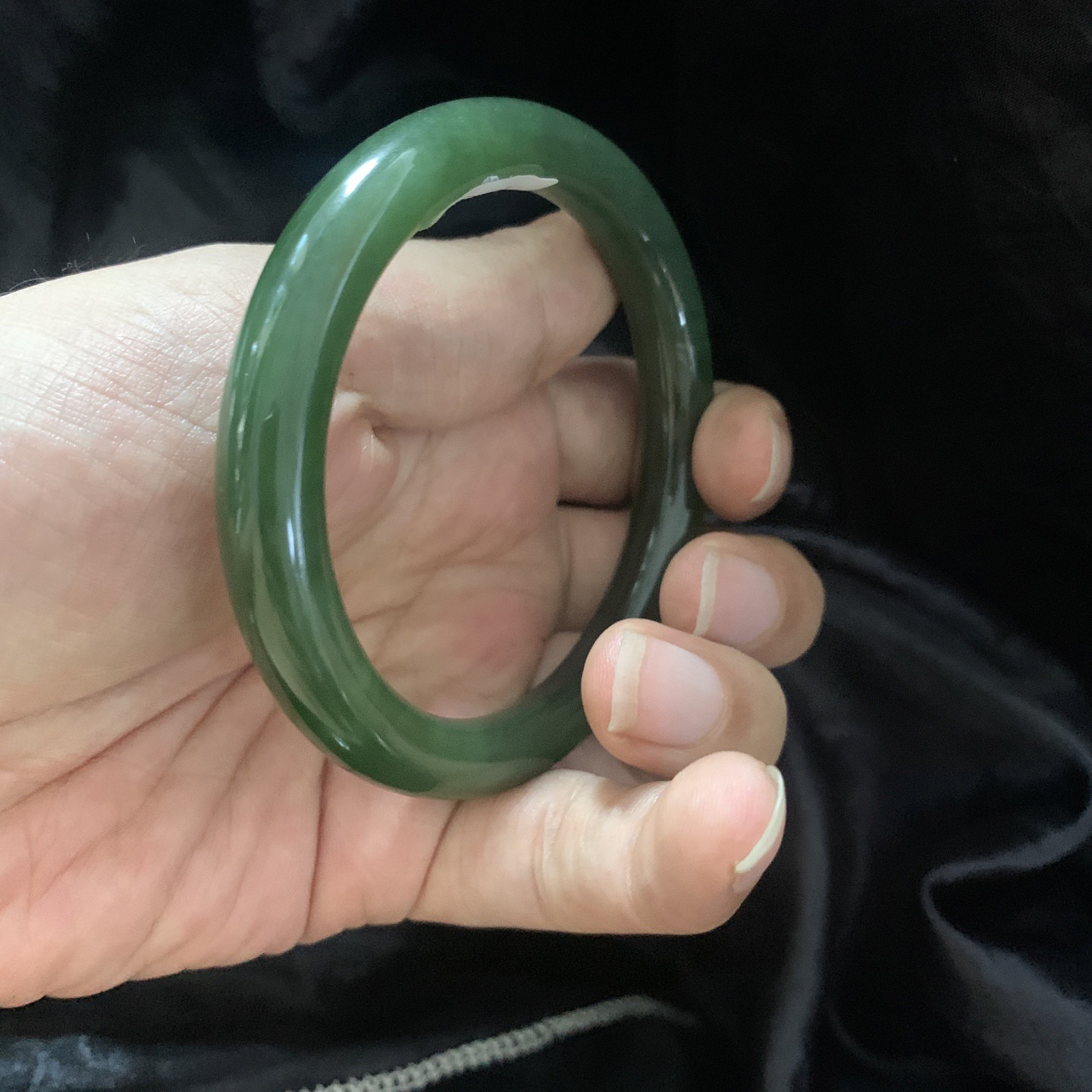 收藏款，60圈口和田碧玉冰底菠菜绿手镯，镯型古朴典雅。在诗情画意的雨巷相遇，你是我腕间的一抹风情，有你眸有深情.清风荡漾湖间静水，我愿俯身低眉，在烟波涟漪处寻你