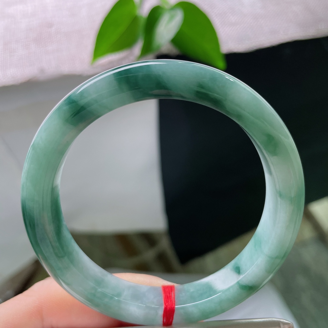 55.8/10.6/8.5，飘花正圈，棉线，幽蓝飘花肆意晕染玉环，冰种水头充盈饱满，素镯简约，衬人沉