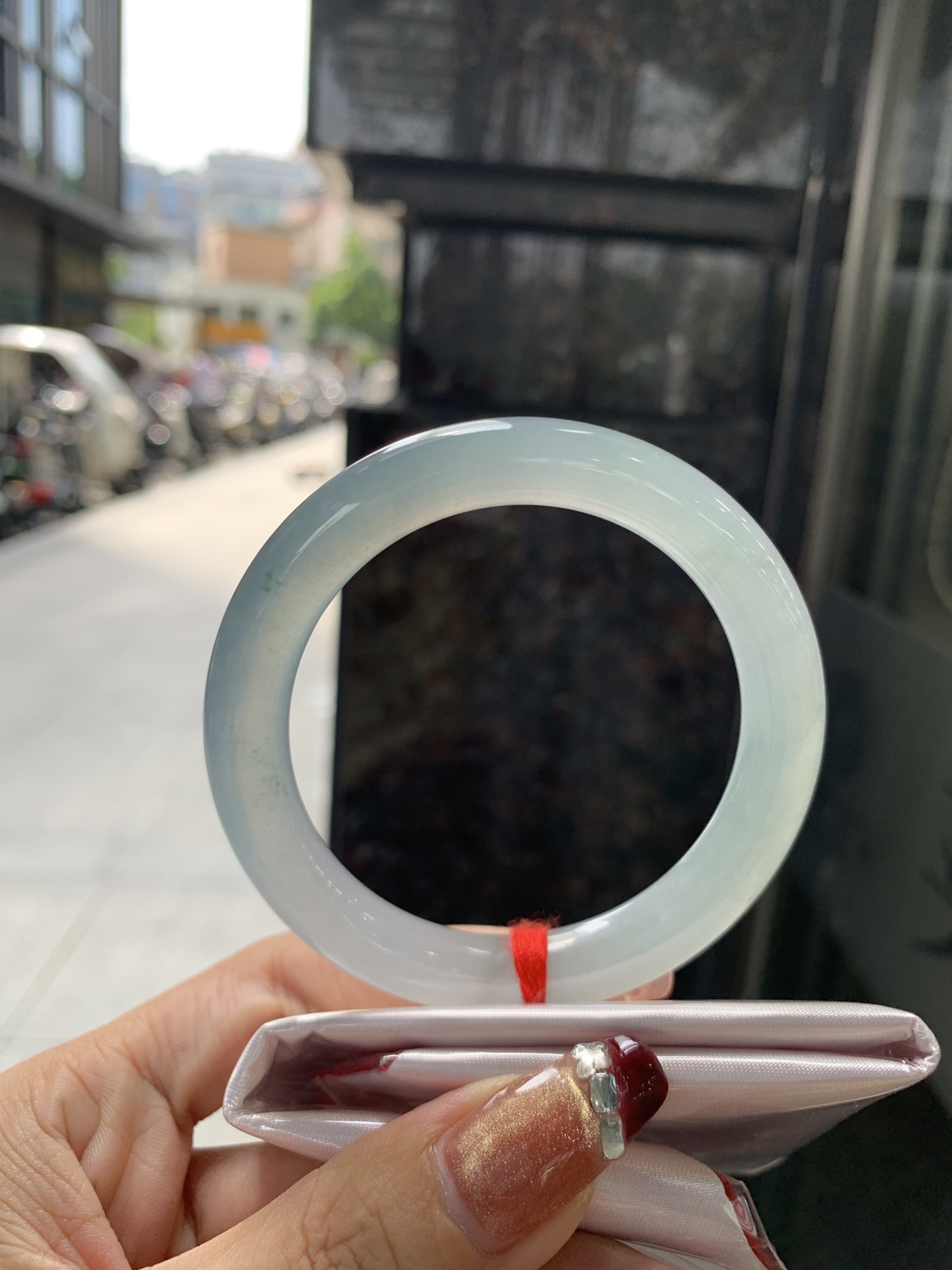 冰晴圆条 54.3-9.4-9.6 0930-F473 打灯细纹，底妆冰透胶润细腻，清爽耐看的冰晴绿，底色均匀，夏季美好的冰凉感，时而绿时而蓝，随光线变化如梦如幻。