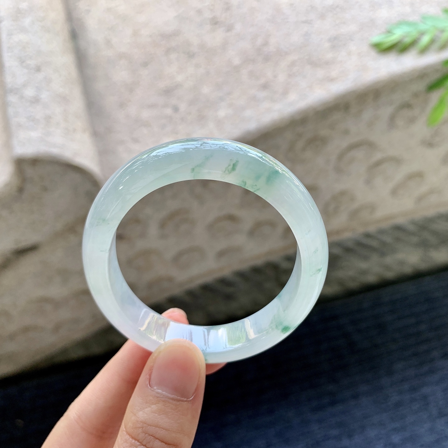 贵妃52 53 圈口53.4/46.6/11/7 编码C5092625 冰糯飘花，水润，种老，细腻，打灯有絮线