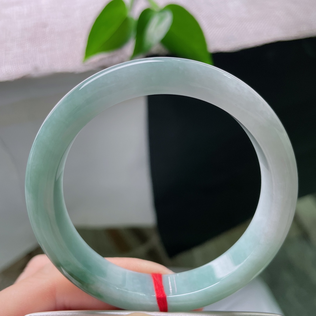 58/11.6/8.6，飘花正圈，晶体纹，淡雅冰晴澄澈如水，一抹墨绿凝于玉镯一隅，经典平安镯，一花成景古韵悠然绵长。ss59351a
