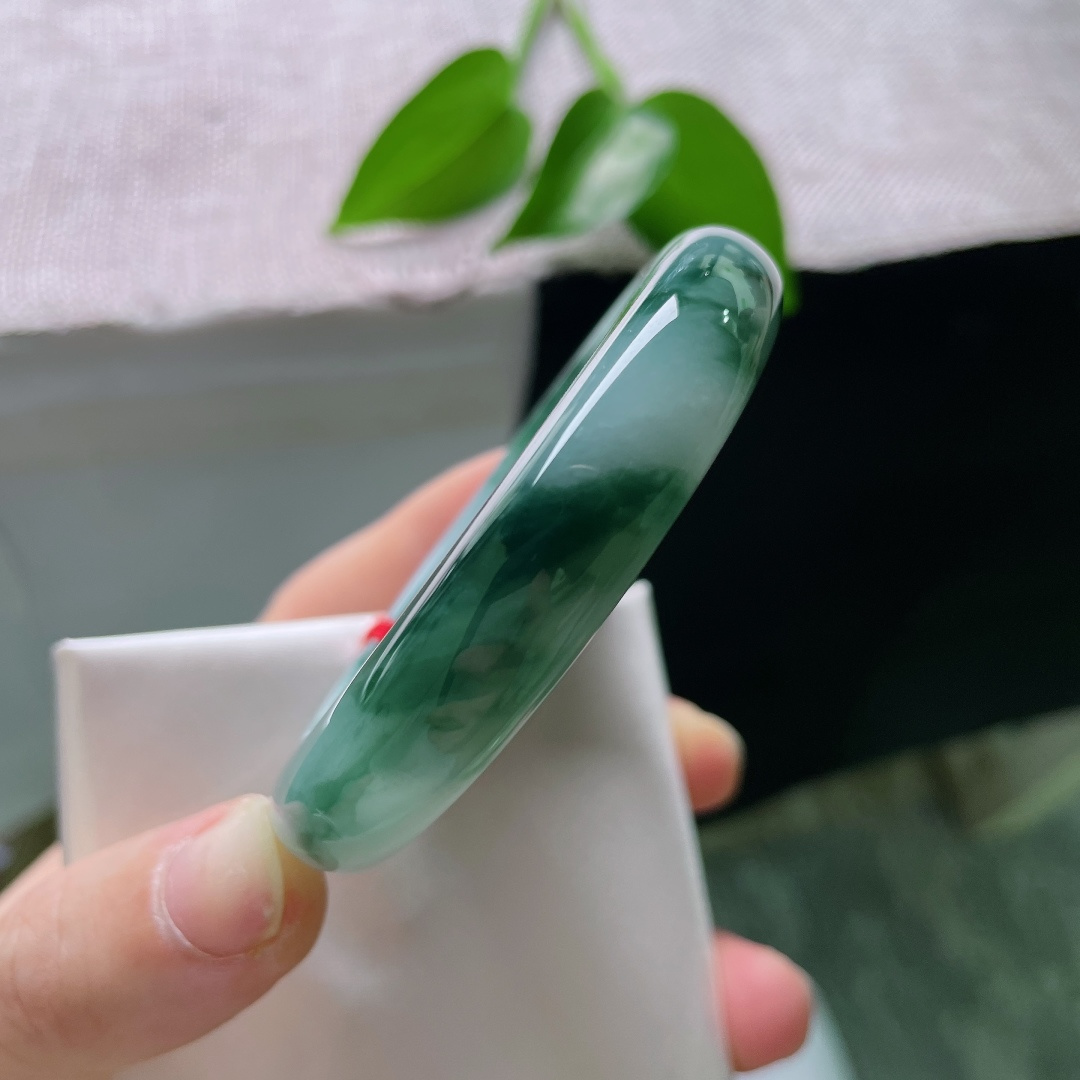 53.8/11.8/8.2，飘花正圈，棉线，墨蓝飘花如山水泼墨，冰底清透柔光脉脉，平安镯线条利落，耐看日常百搭。ss59353a