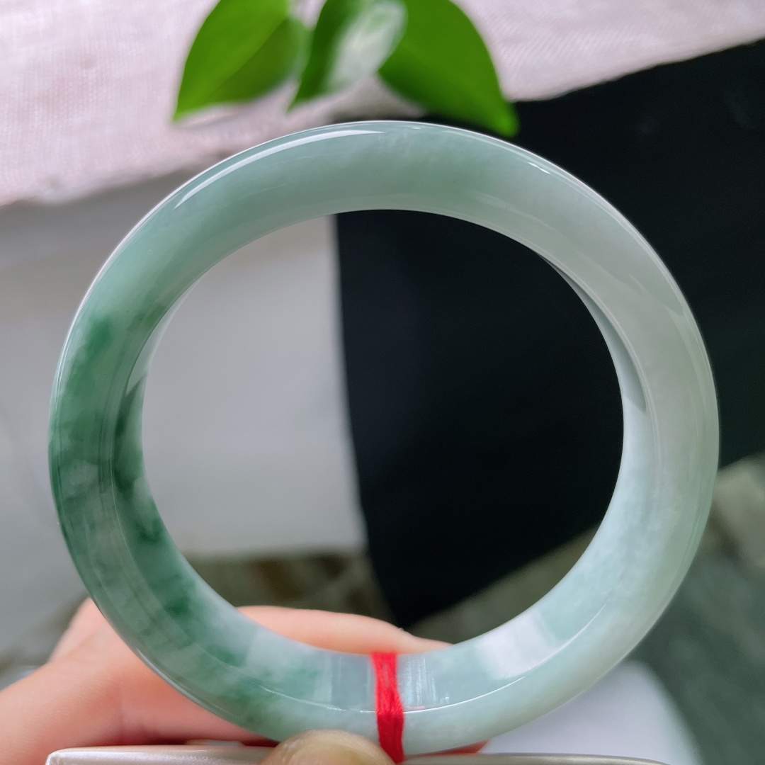 57.3/12.3/8.4，飘花正圈，无裂，幽蓝玉底承袅袅墨花，种水头充盈透亮，端庄素圈，沉淀淡然清雅优雅气质。ss59354a