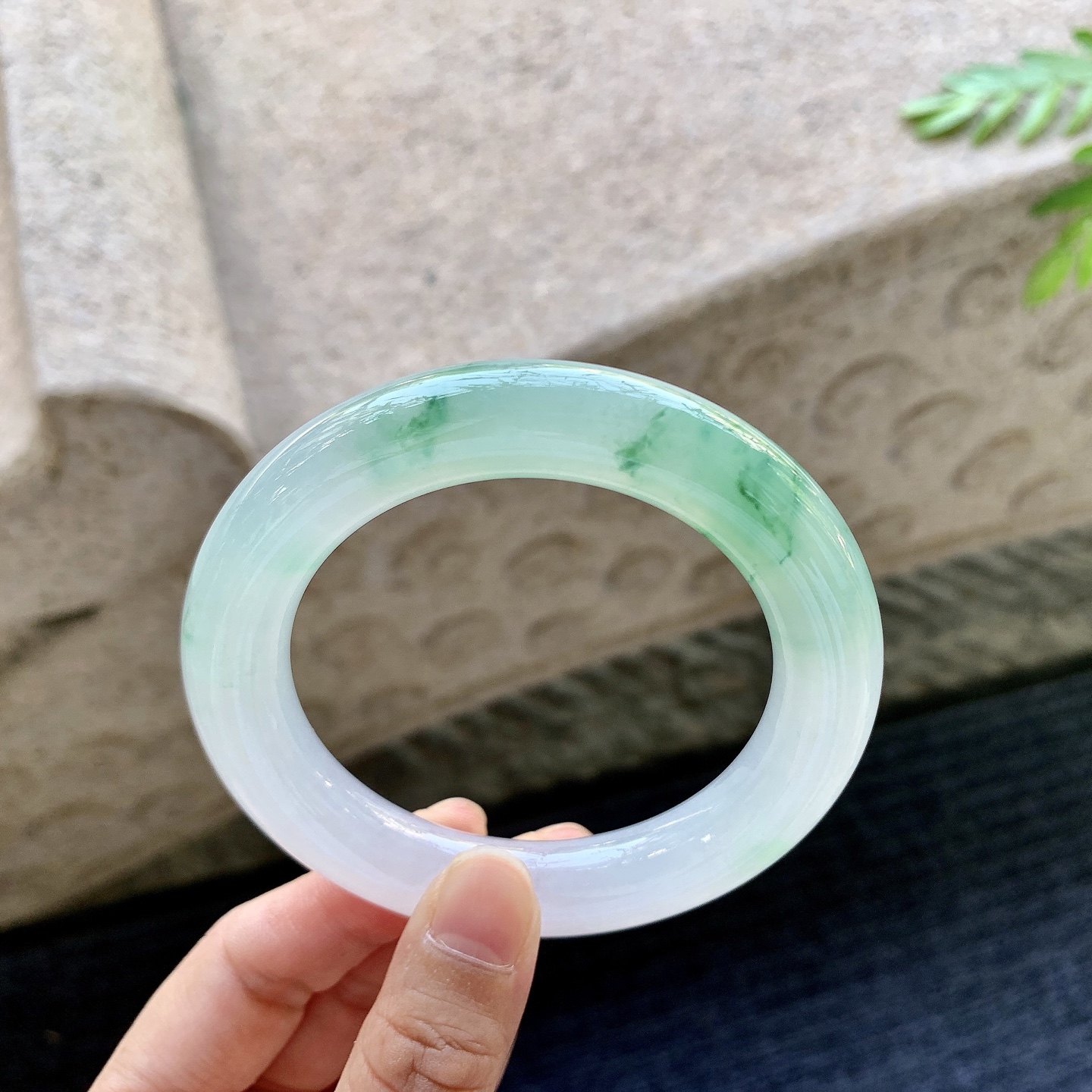 圆条54 55 圈口55.7/11.7/11.7 编码DJ092604 冰糯飘绿花，水润，种老，细腻，打灯有絮线