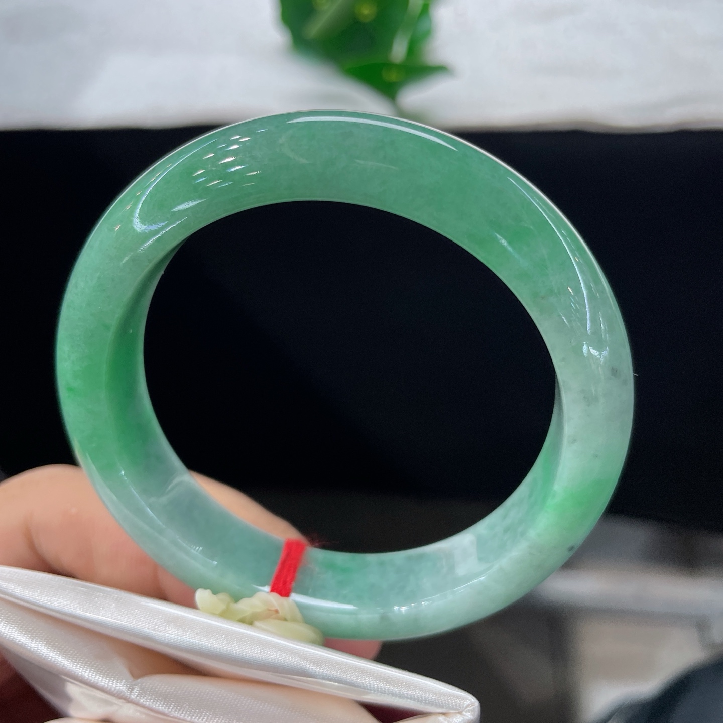 天然翡翠手镯 圈口57.7/13/8.9，满色豆绿正圈，57/58正圈可戴，一镯浸翠，满目清绿，无裂。