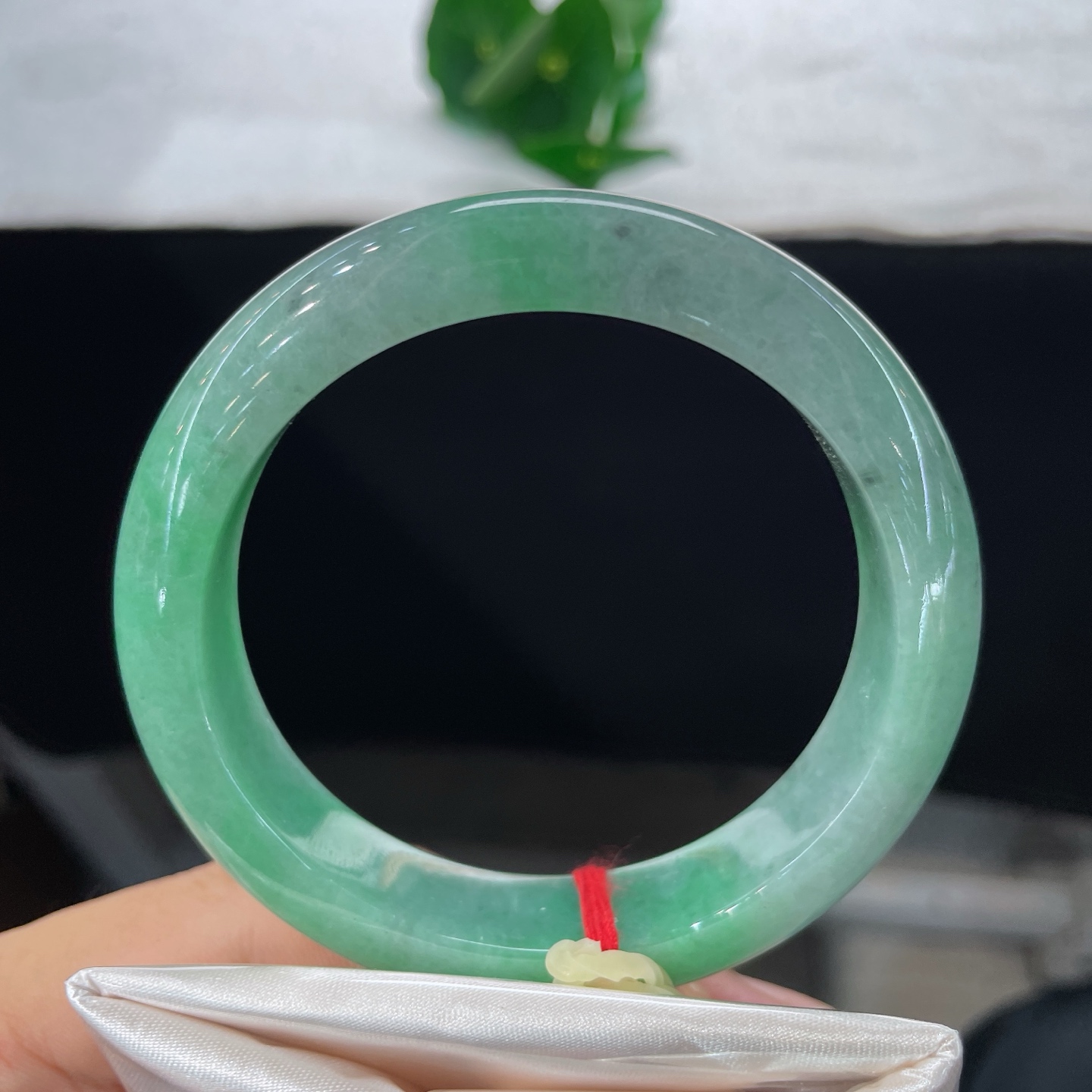 天然翡翠手镯 圈口57.7/13/8.9，满色豆绿正圈，57/58正圈可戴，一镯浸翠，满目清绿，无裂。