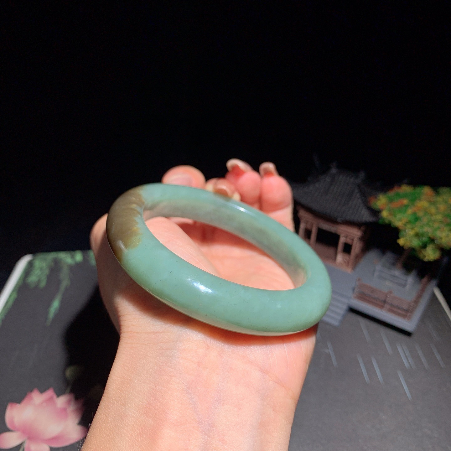 和田玉55.9圈口且末糖手镯！圈口55.9玉质细腻油润 底色纯净 脂粉好，品质高
