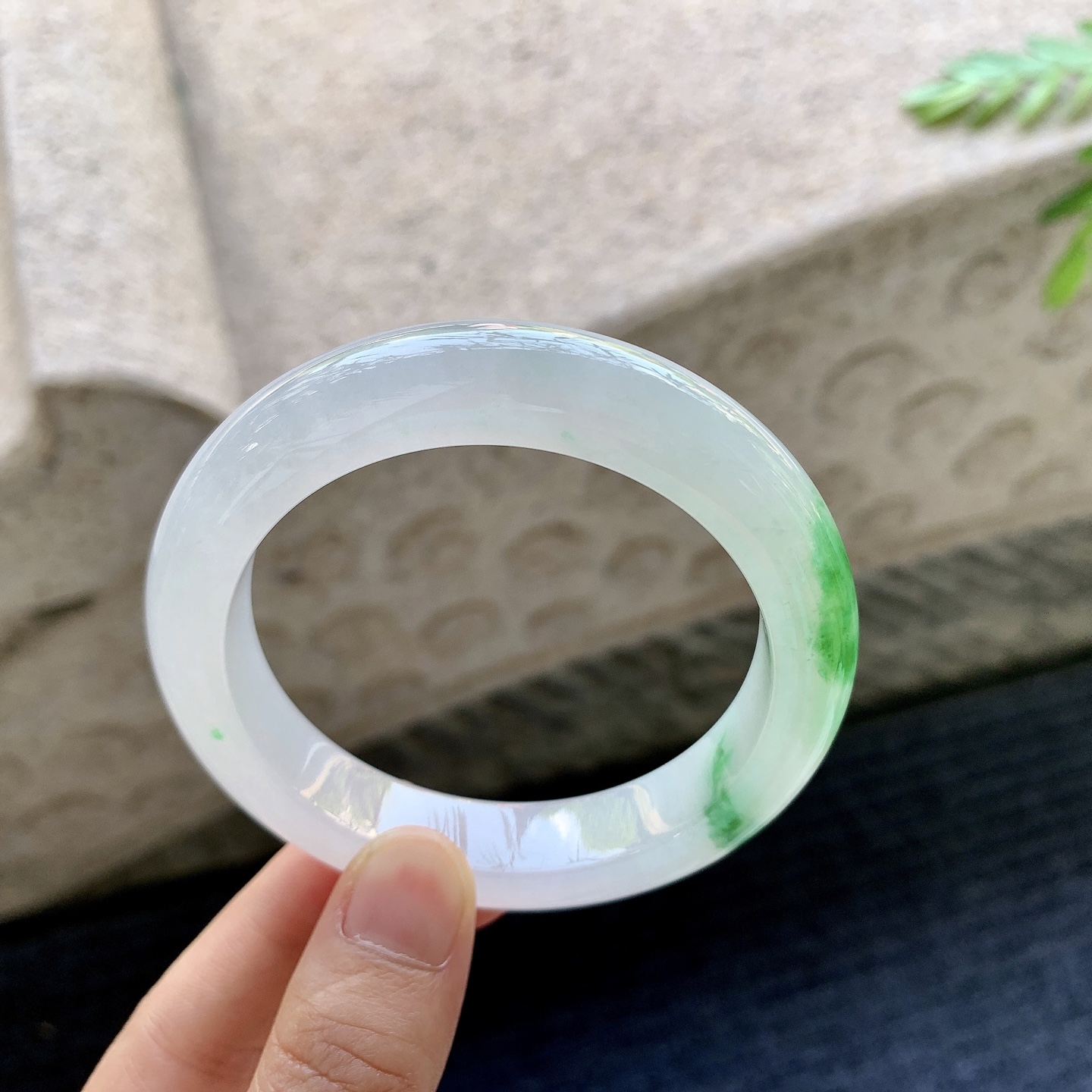 正圈55 56 圈口56/12/9.3 编码Q5092601 冰糯飘绿，水润，种老，细腻，无裂