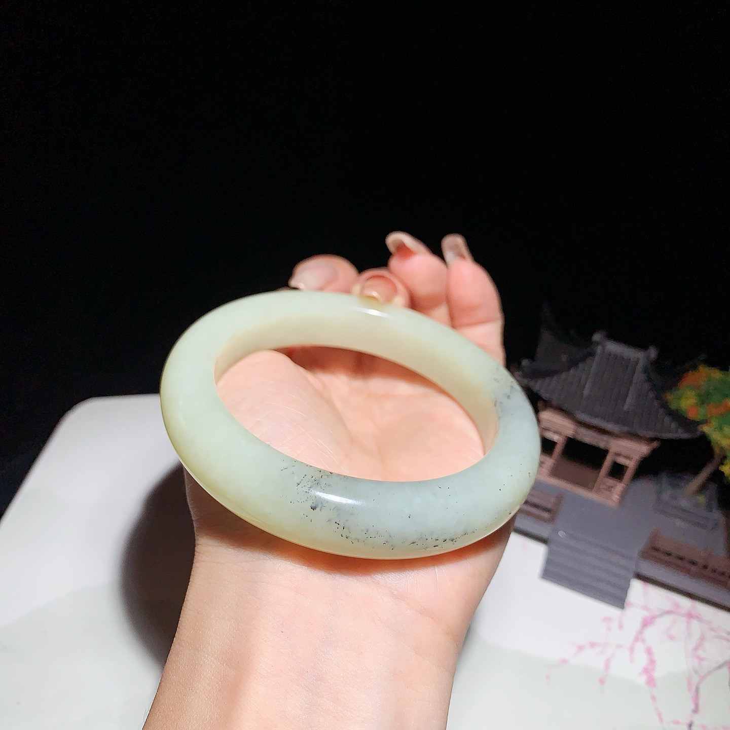 和田玉60圈口且末糖手镯！圈口60玉质细腻油润 底色纯净 无纹裂 脂粉好，品质高