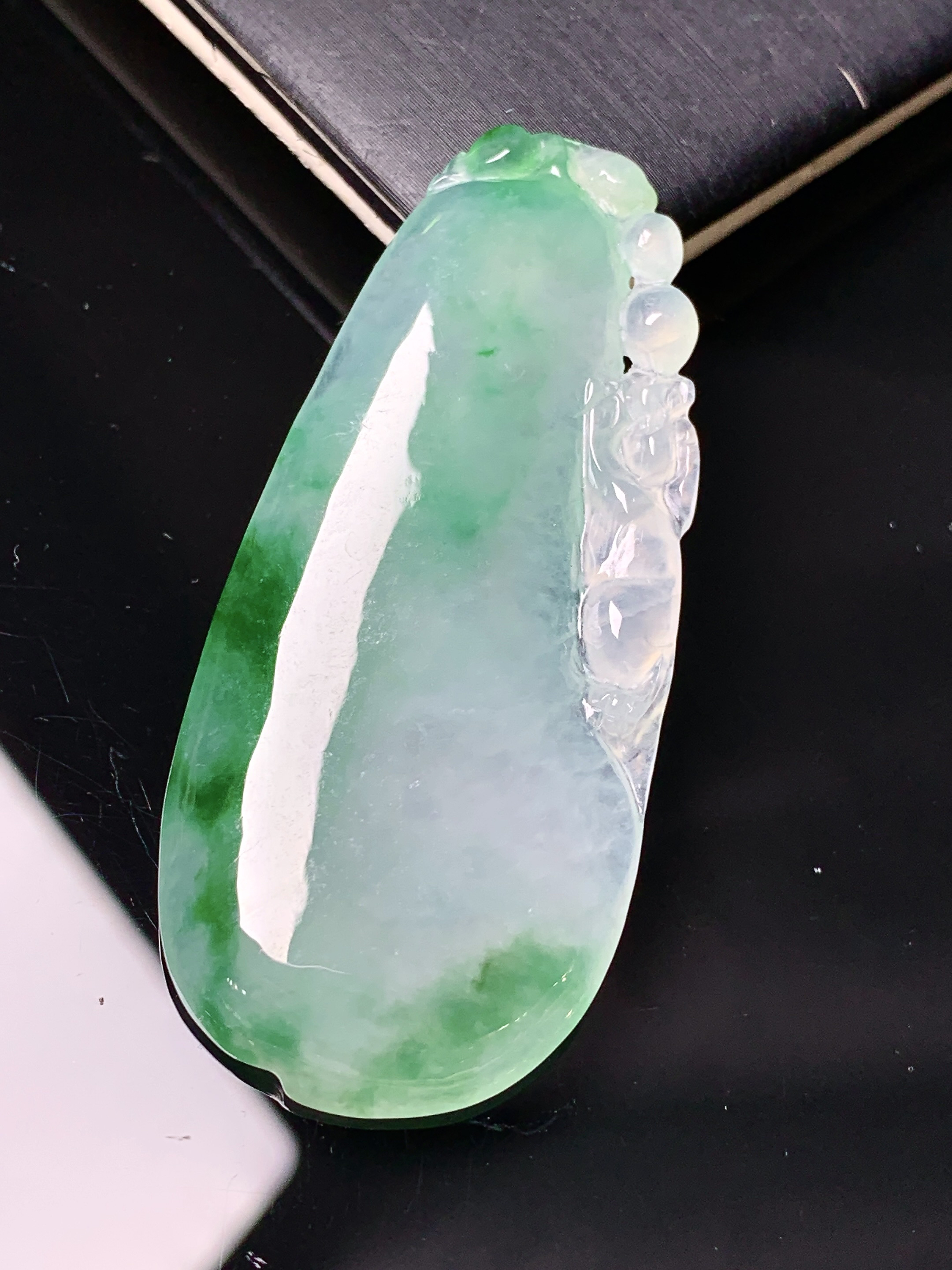飘绿福瓜吊坠 玉质细腻 色泽艳丽清新 水润亮眼  整体尺寸51.8*23*5.5 e6