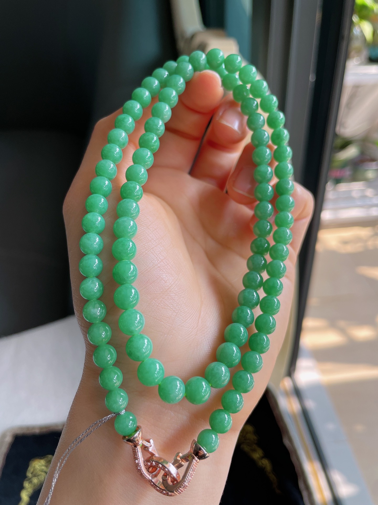 缅甸天然翡翠A货，冰满绿项链，尺寸：6.4-6.8mm86颗。【编1626】