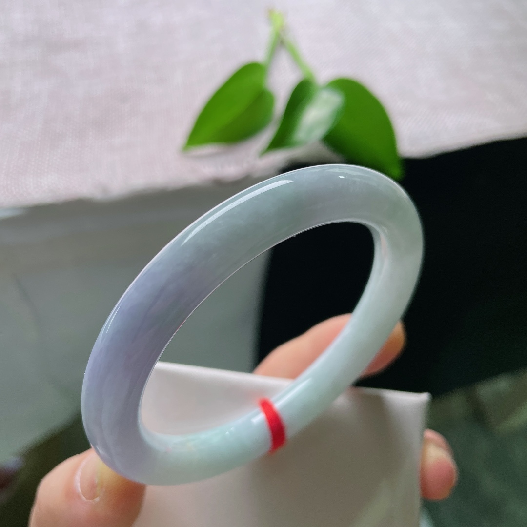 56.3/9.6，飘花正圈，无裂，紫气悠悠聚于半环玉镯，圆条版型饱满圆润，玉色柔和含蓄，衬人娴静从容优雅大方。ss59629a