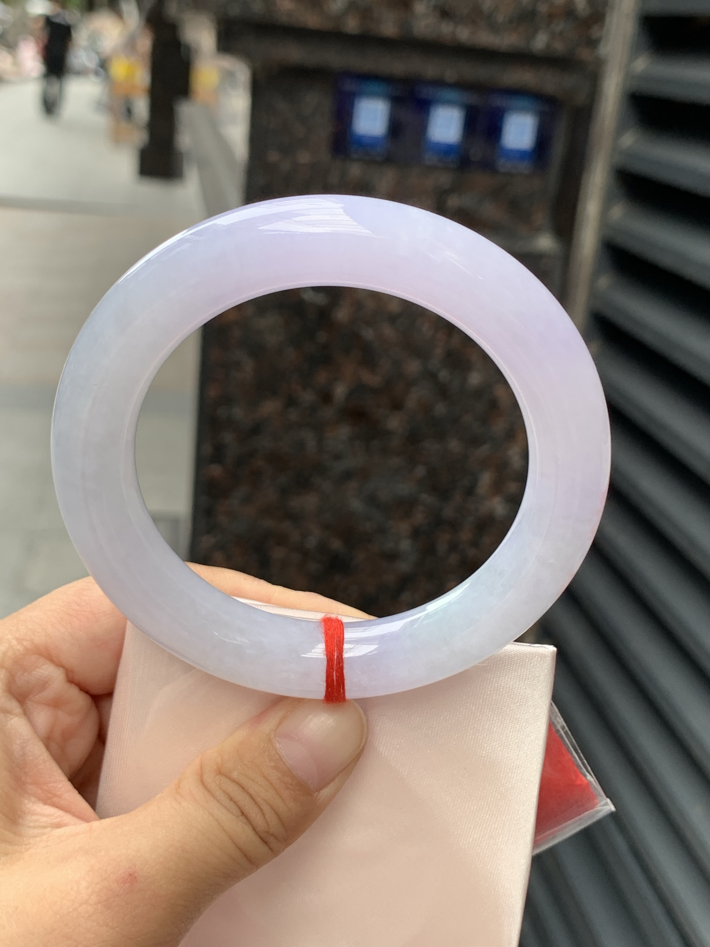 冰紫圆条 58.8-11.6-12 0506-N646 打灯细纹，底妆冰润细腻，种水很好，渐变冰紫底色很均匀，小仙女镯一枚