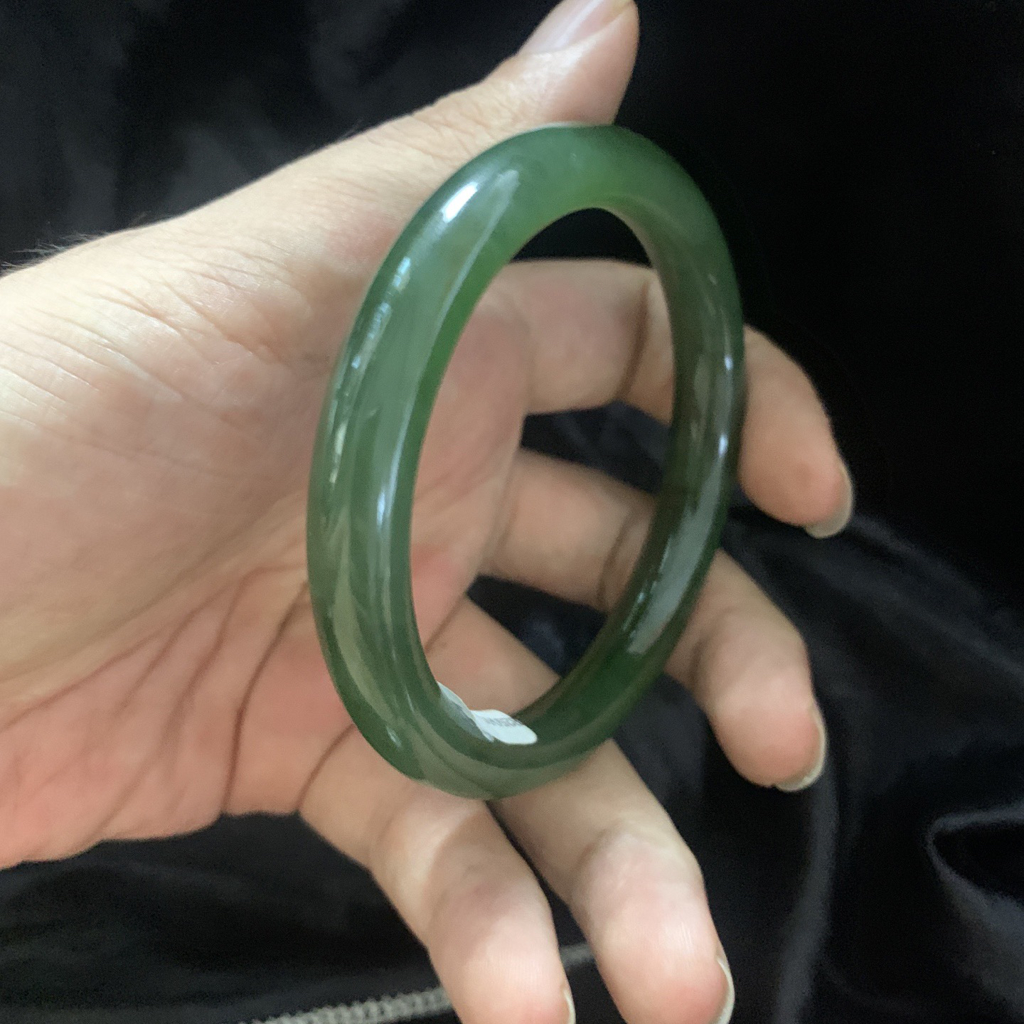 收藏款，60圈口和田碧玉冰底菠菜绿手镯，镯型古朴典雅。在诗情画意的雨巷相遇，你是我腕间的一抹风情，有你眸有深情.清风荡漾湖间静水，我愿俯身低眉，在烟波涟漪处寻你