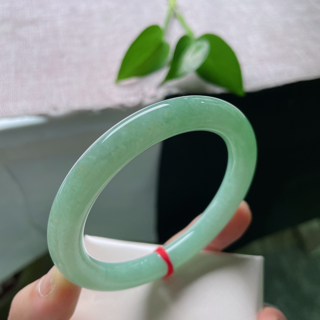 56.4/9.8，绿底圆条，无裂，清润湖水绿如碧波漾开，通体色泽柔和均匀，版型端庄周正，上手清新雅致韵味悠长。ss59647a
