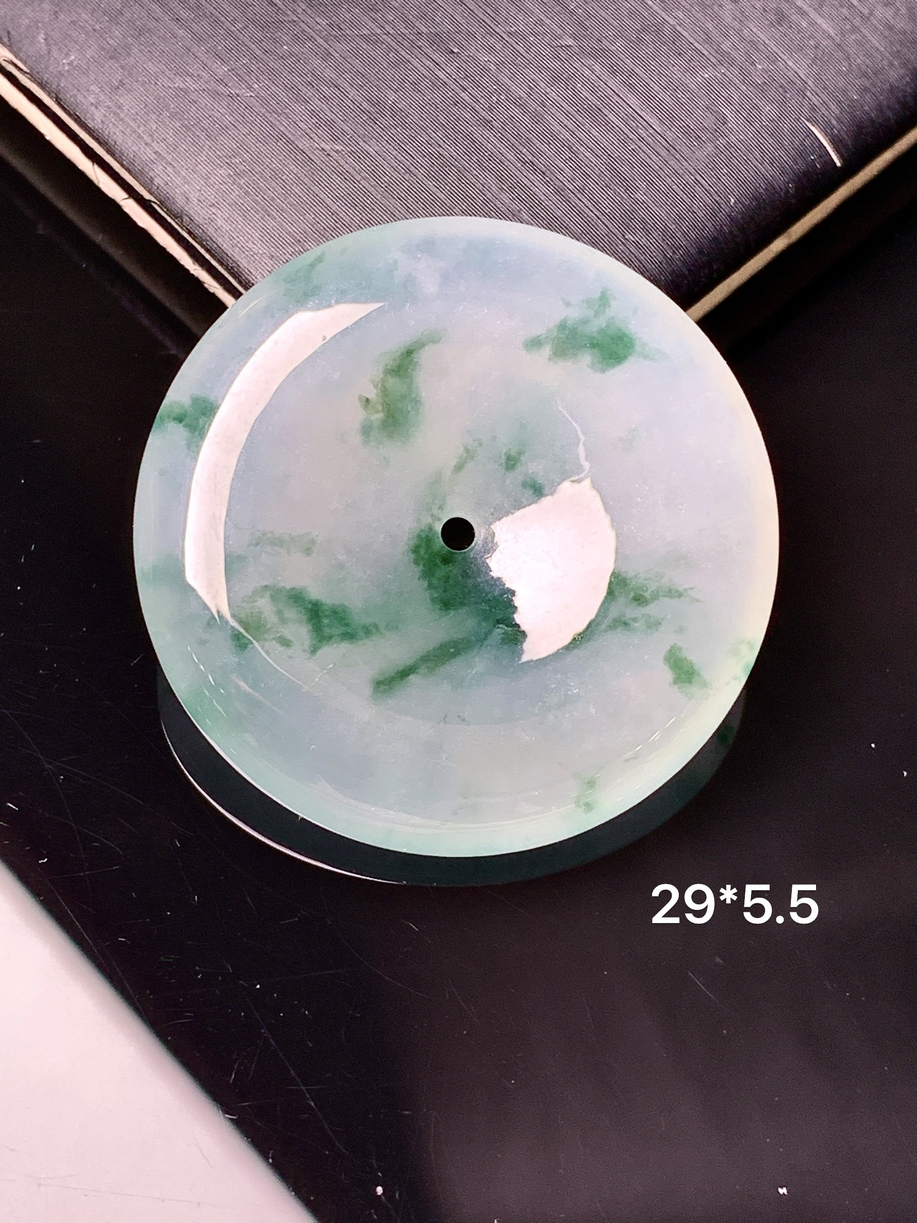 冰飘绿平安扣吊坠 玉质细腻 色泽艳丽清新 水润亮眼 整体尺寸29*5.5 e6