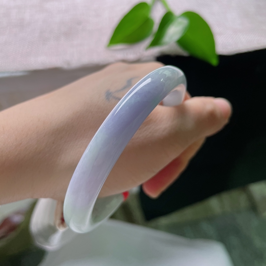 56.3/9.6，飘花正圈，无裂，紫气悠悠聚于半环玉镯，圆条版型饱满圆润，玉色柔和含蓄，衬人娴静从容优雅大方。ss59629a