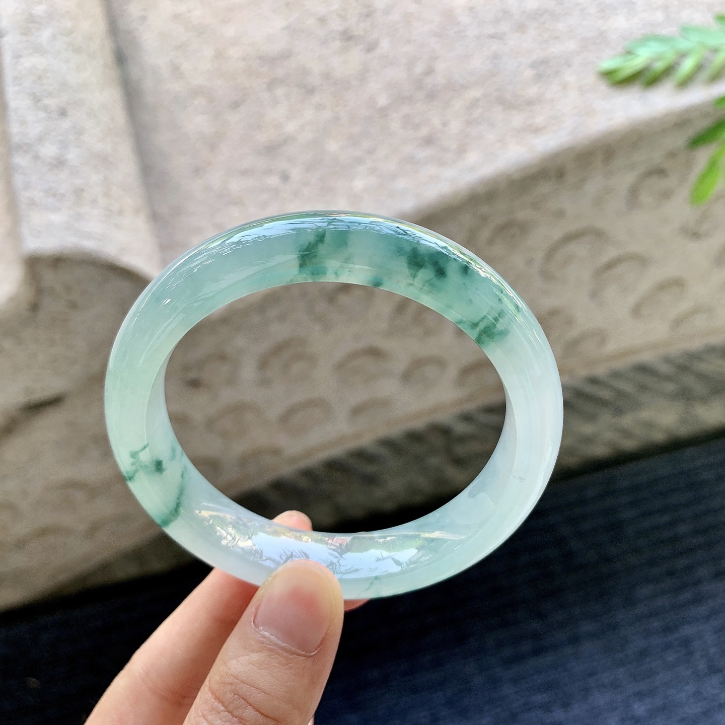 正圈56 57 圈口57.5/12.4/8.6 编码DJ092608 冰糯飘花，水润，种老，细腻，打灯有棉线