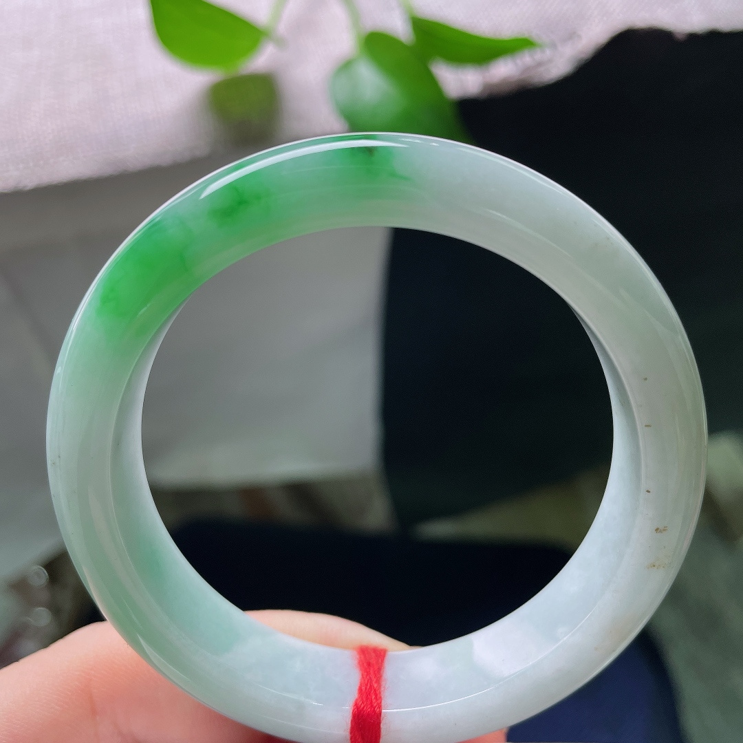 54.8/12.2/8.2，飘绿正圈，无裂，洒金，白底飘辣绿翡翠镯，玉质细腻温润，翠色聚艳，上手清新