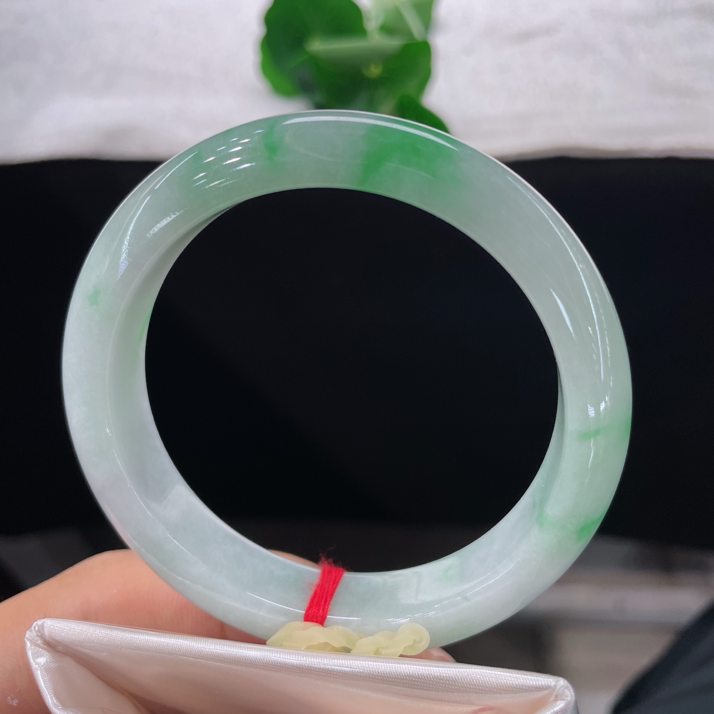 天然翡翠手镯 圈口59.8/13/8.9，白底青正圈，59/60可戴，腕间藏翠，岁岁安然。无裂