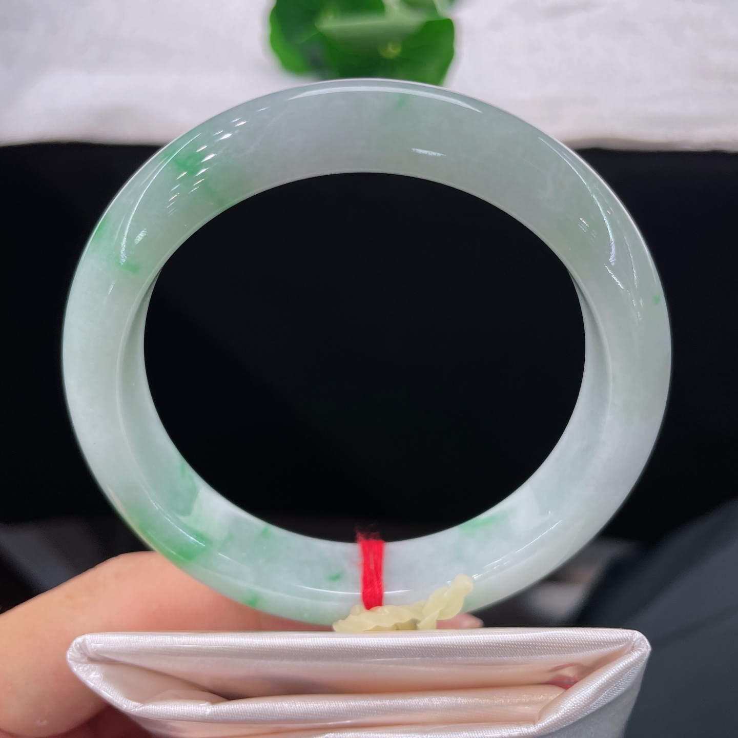 天然翡翠手镯 圈口59.8/13/8.9，白底青正圈，59/60可戴，腕间藏翠，岁岁安然。无裂