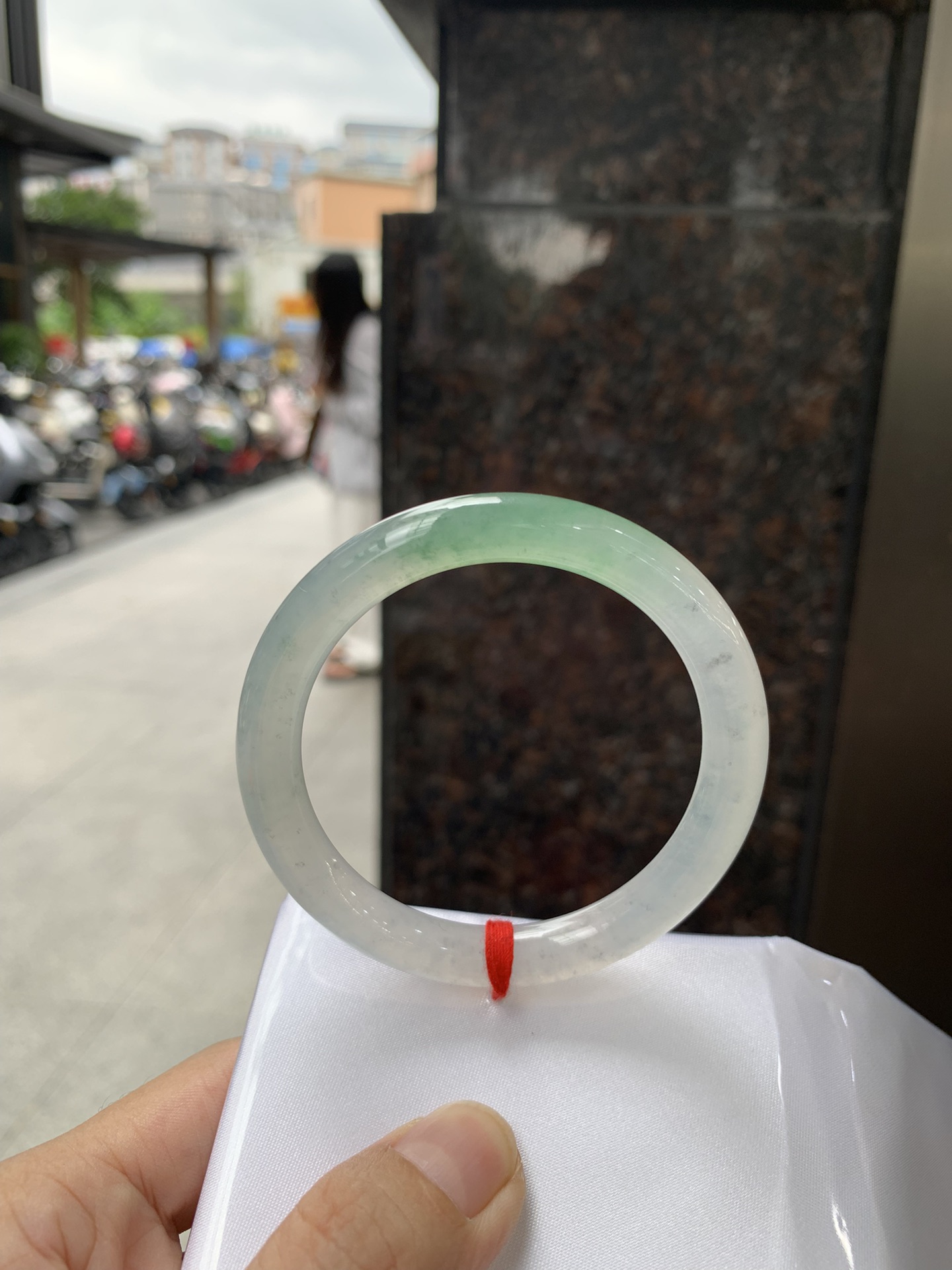 冰飘绿美人条 53.5-8.4-8.3 0711-04X514 打灯细纹，不影响，底妆水透胶润，带小矿点，简约却充满灵气，一节晴绿点缀，清新如芽，宛若自然的画卷凝结于腕间，静中带动，韵味悠长