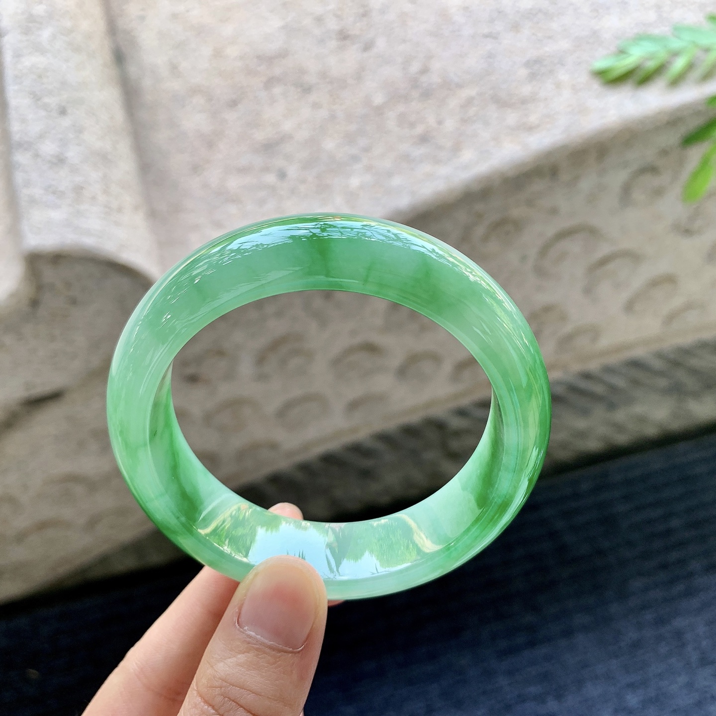 正圈55 56 圈口56/16/8.6 编码W6092617 冰糯飘辣绿，宽版，水润，种老，细腻，打灯有棉纹