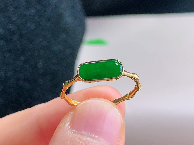 ️ 18K金伴钻马鞍戒指，无裂，尺寸9.7-4.8-1.0mm，圈口15，包A附证书