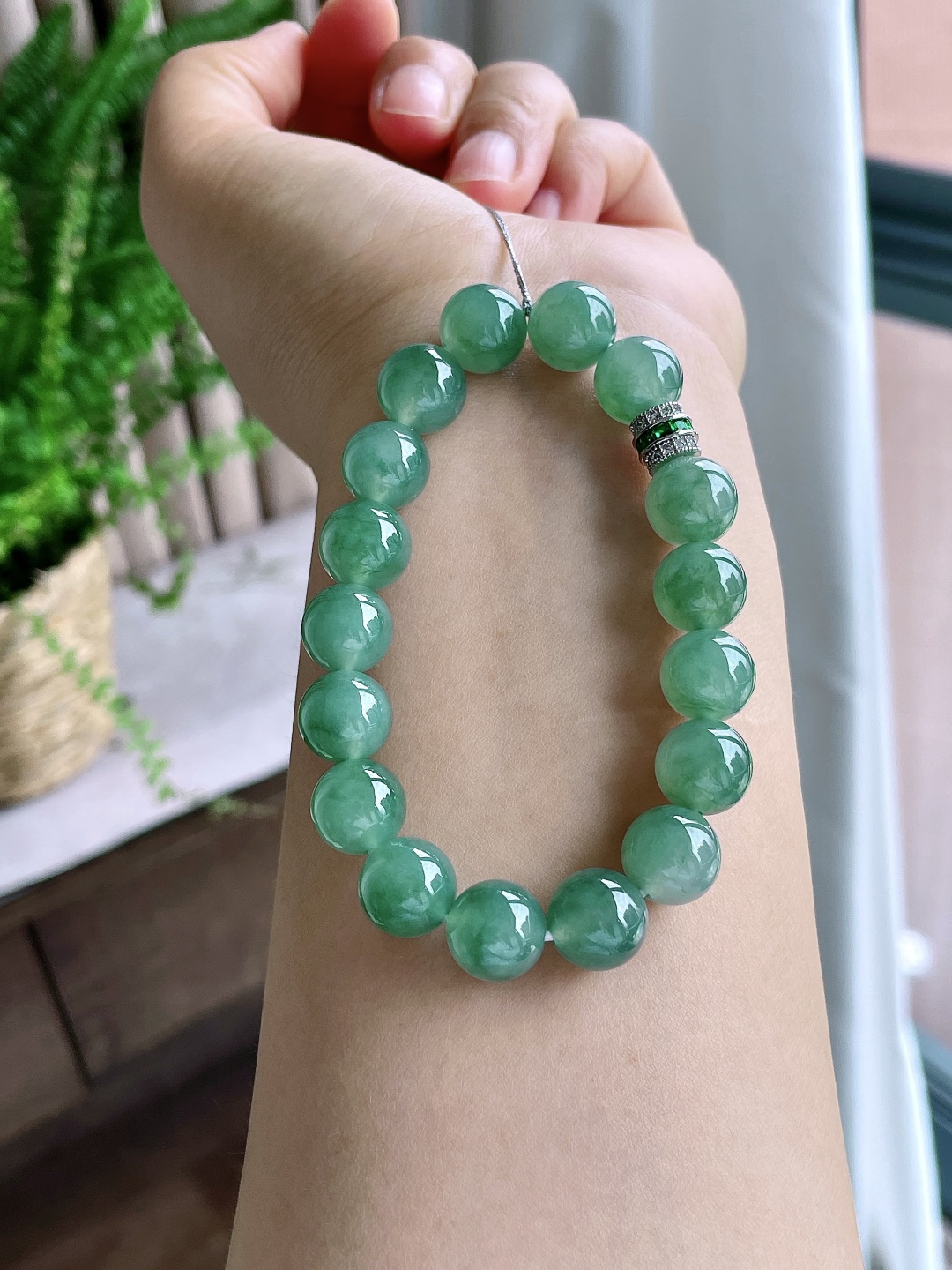 【珠子】冰晴绿手串圆珠珠子手串 【说明】缅甸 性比高 【尺寸】11.4mm 【重量】43.8克
