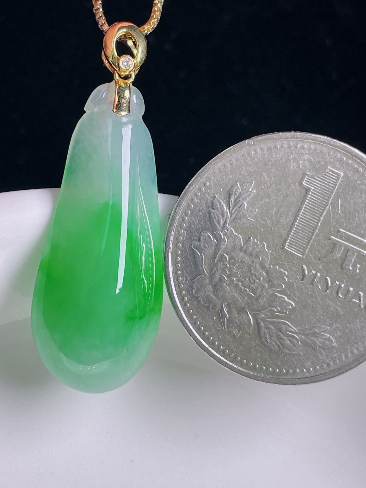 阳绿福瓜，18k镶嵌，老种起光，细底通透，尺寸：35.3裸石29.8/13/6.3mm0926