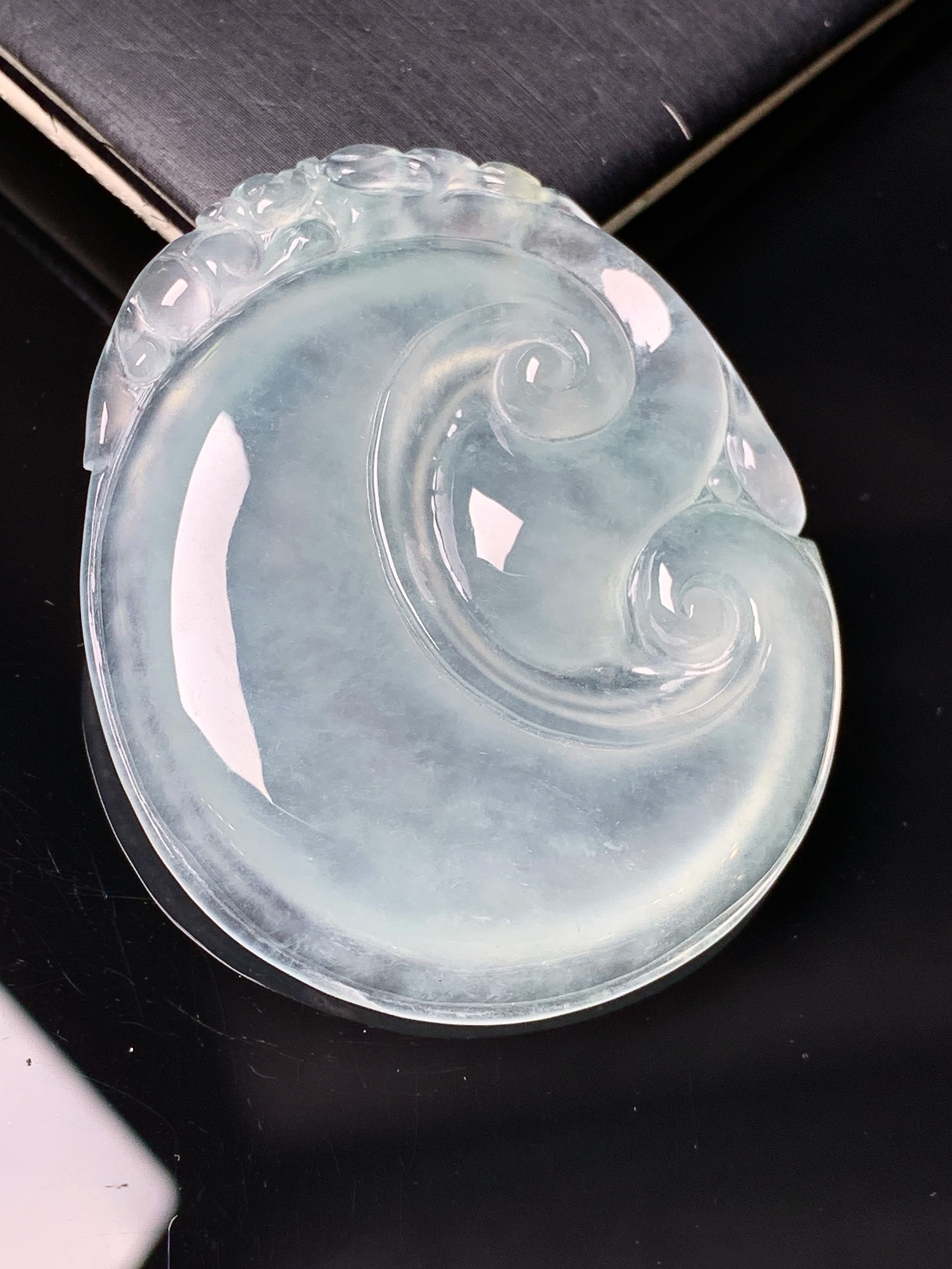 冰种如意吊坠 玉质细腻 色泽艳丽清新 水润亮眼 整体尺寸48.2*40*6 e6