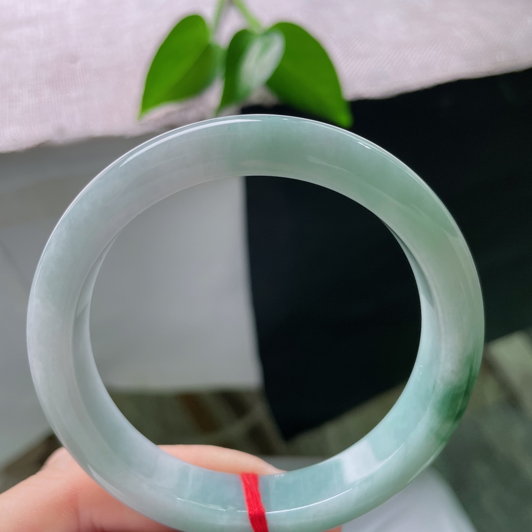 58/11.6/8.6，飘花正圈，晶体纹，淡雅冰晴澄澈如水，一抹墨绿凝于玉镯一隅，经典平安镯，一花成景古韵悠然绵长。ss59351a