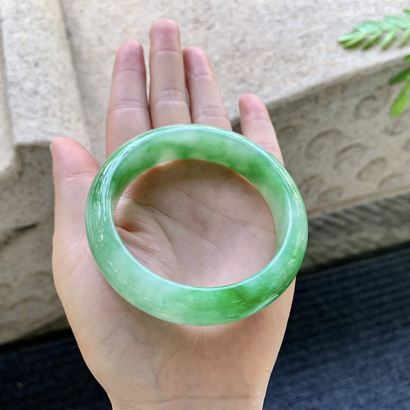 正圈55 56 圈口56/16/8.6 编码W6092617 冰糯飘辣绿，宽版，水润，种老，细腻，打灯有棉纹