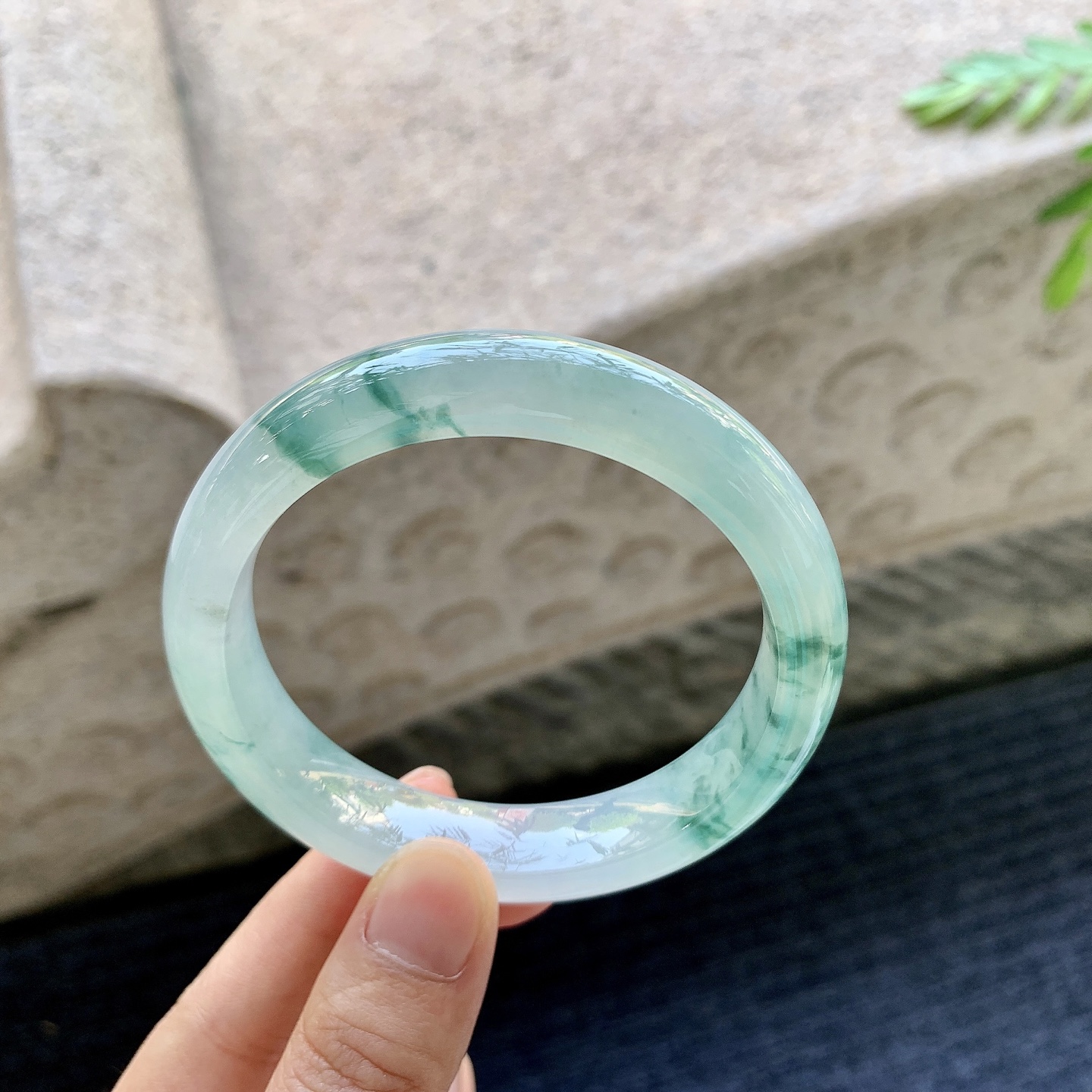 正圈56 57 圈口57.5/12.4/8.6 编码DJ092608 冰糯飘花，水润，种老，细腻，打灯有棉线