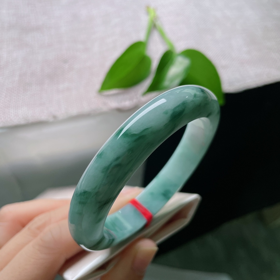 58/12/9.0，飘花正圈，无裂，底色清柔，飘花水墨写意弥散，玉质莹润，自带低调疏离质感。ss59342a