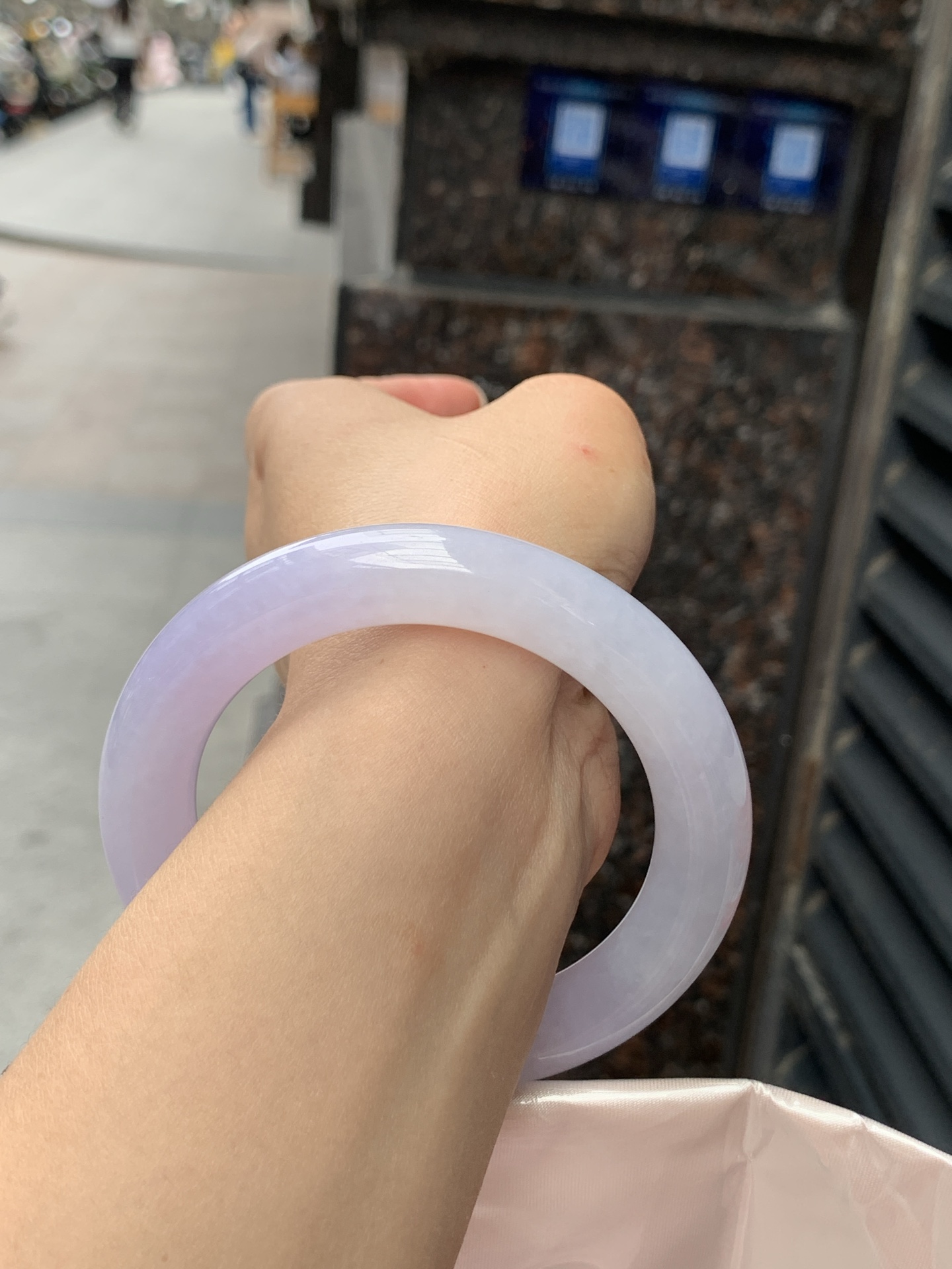 冰紫圆条 58.8-11.6-12 0506-N646 打灯细纹，底妆冰润细腻，种水很好，渐变冰紫底色很均匀，小仙女镯一枚