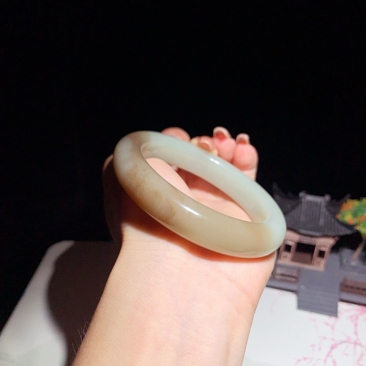 和田玉56圈口且末糖手镯！玉质细腻油润 底色纯净 无裂无棉 脂粉好，品质高