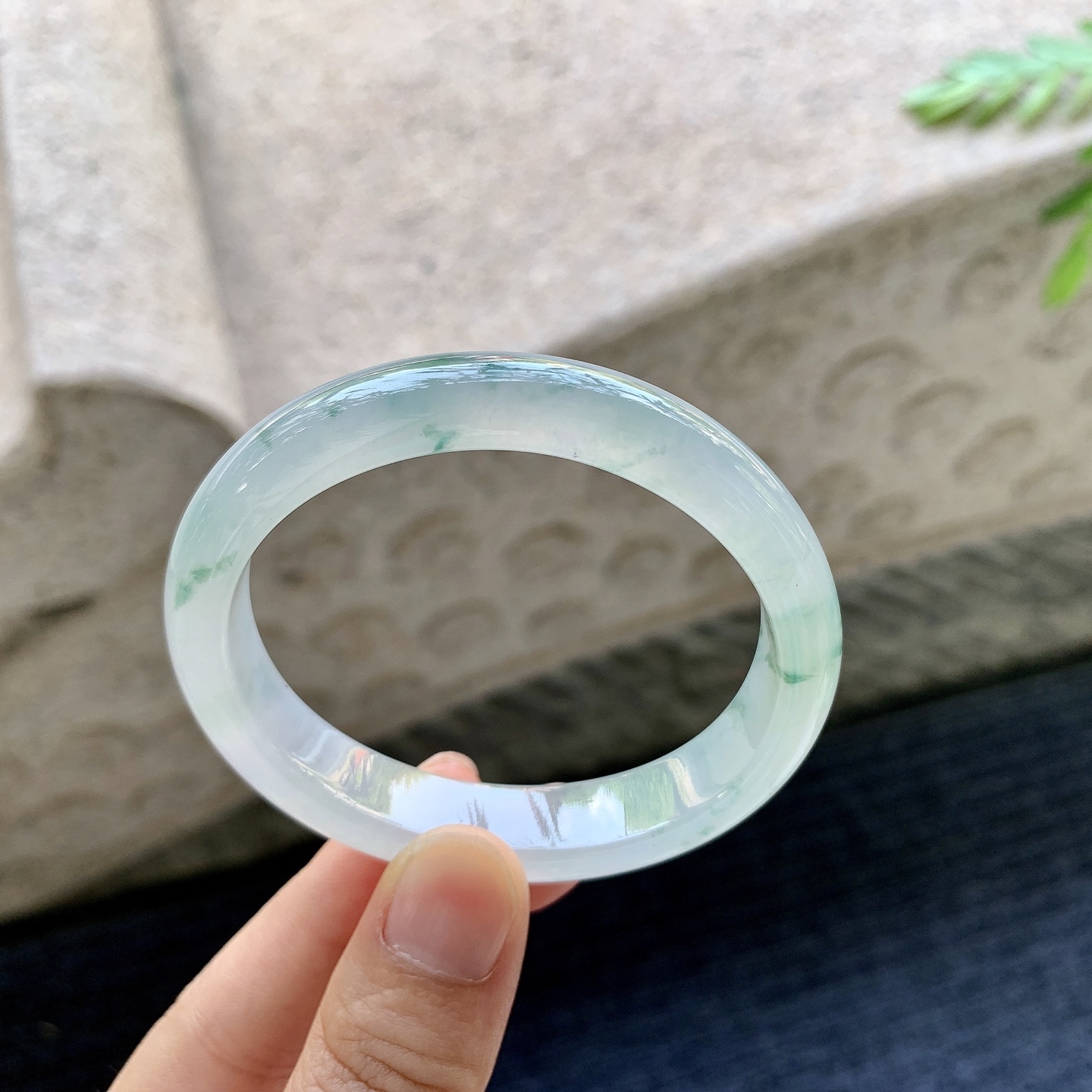 贵妃52 53 圈口53.4/46.6/11/7 编码C5092625 冰糯飘花，水润，种老，细腻，打灯有絮线