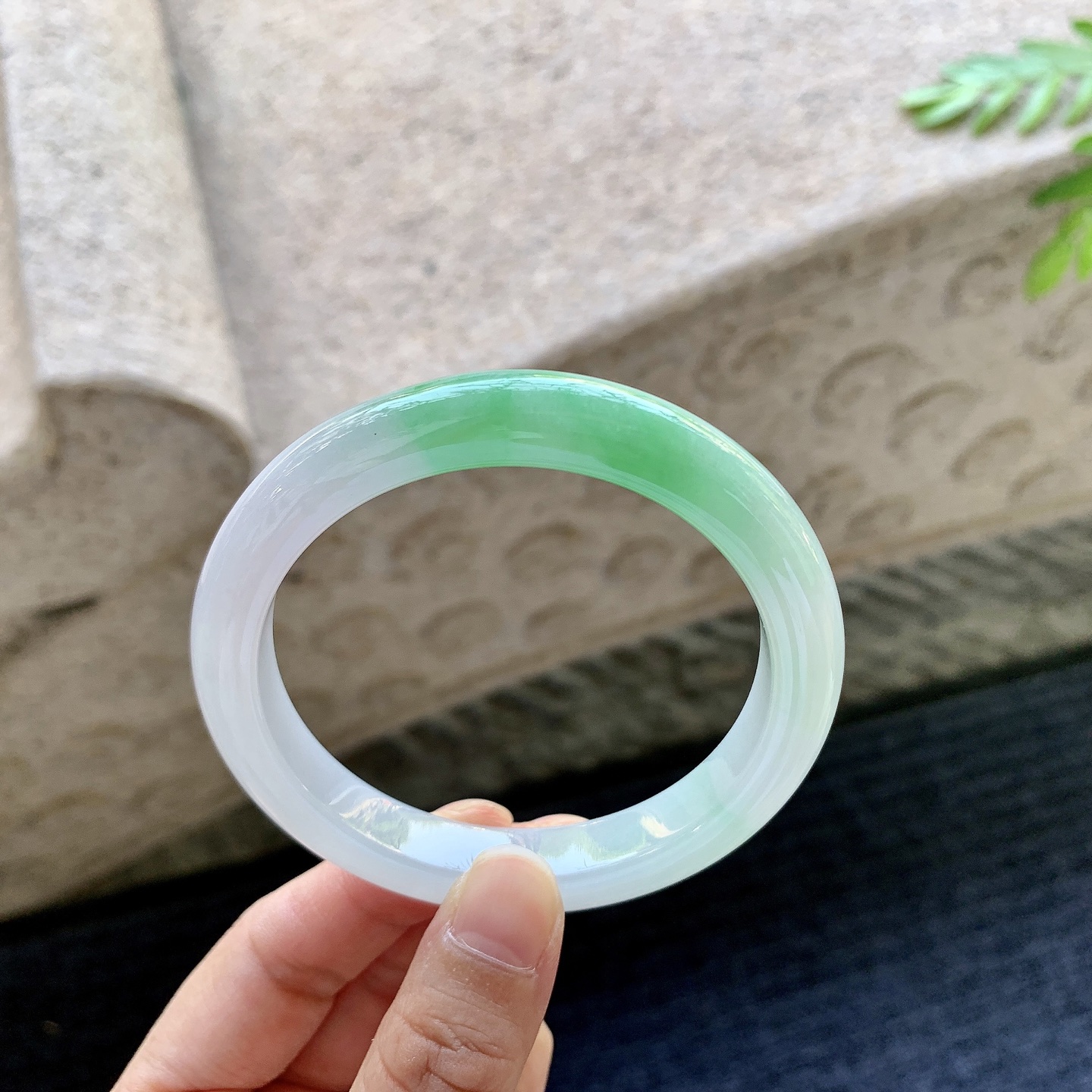 正圈55 56 圈口56.2/9.8/8.3 编码DJ092607 细糯飘阳绿，水润，种老，细腻，打灯有絮线