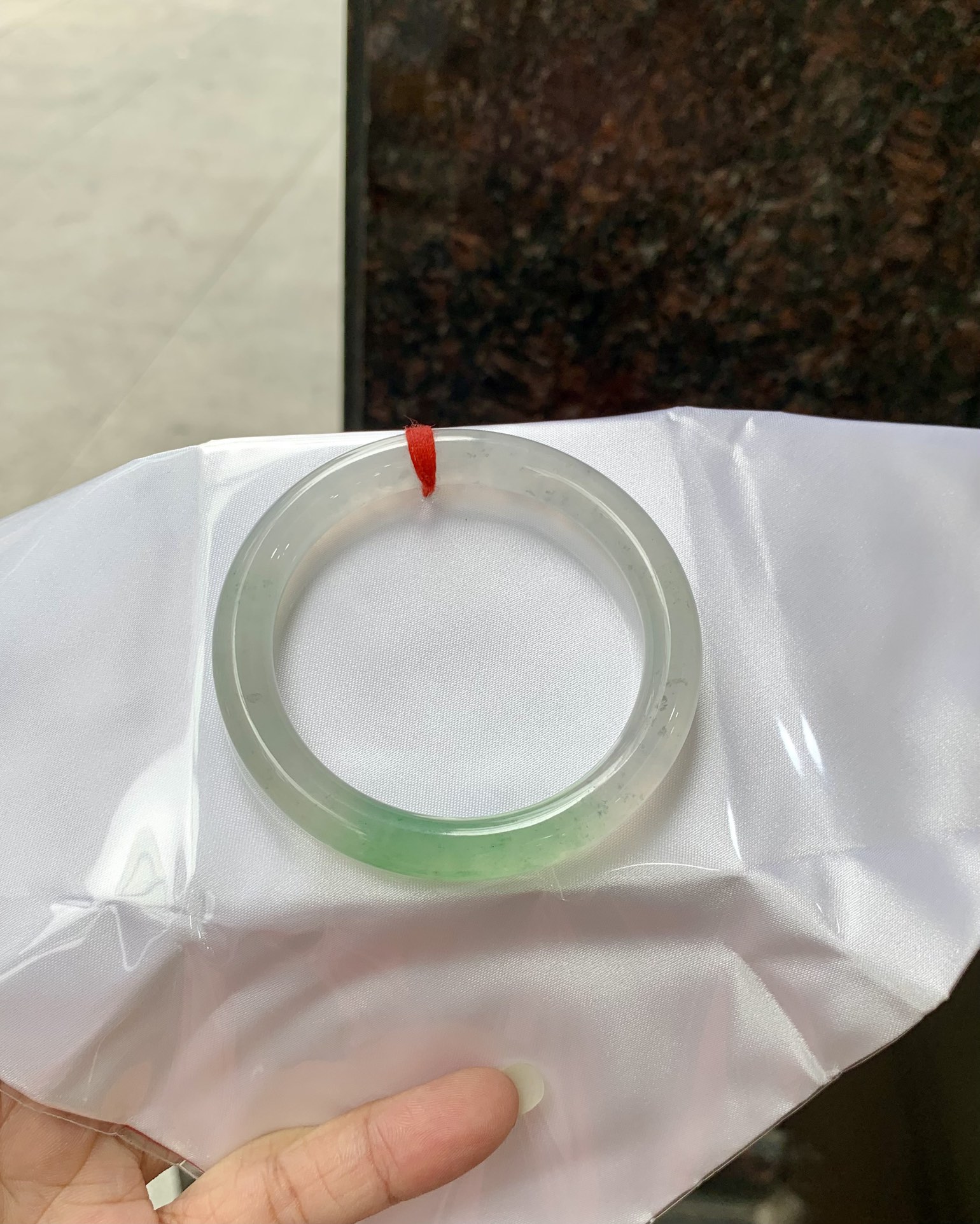 冰飘绿美人条 53.5-8.4-8.3 0711-04X514 打灯细纹，不影响，底妆水透胶润，带小矿点，简约却充满灵气，一节晴绿点缀，清新如芽，宛若自然的画卷凝结于腕间，静中带动，韵味悠长