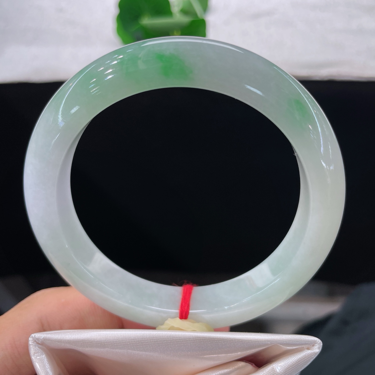 天然翡翠手镯 圈口62/12.5/9.6，白底青正圈大圈，61/62可戴，底润色灵，独一份的翠意，无