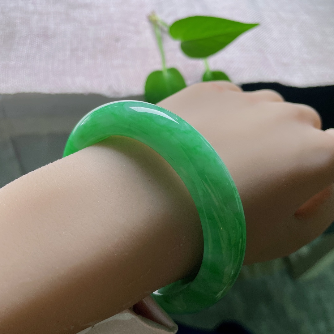 55/12.6/9.7，满绿正圈，一眼万年，这一抹浓郁，是时光淬炼的精华，是腕间流淌的春天。极具东方韵味。无裂，ss59358a