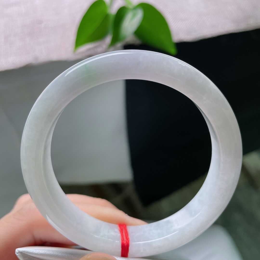 57/12/8.3，白底正圈，棉线，玉质冰润通透匀净，若有若无的浅绿萦绕镯间，素镯无华，衬出女子温润风骨。ss59595a