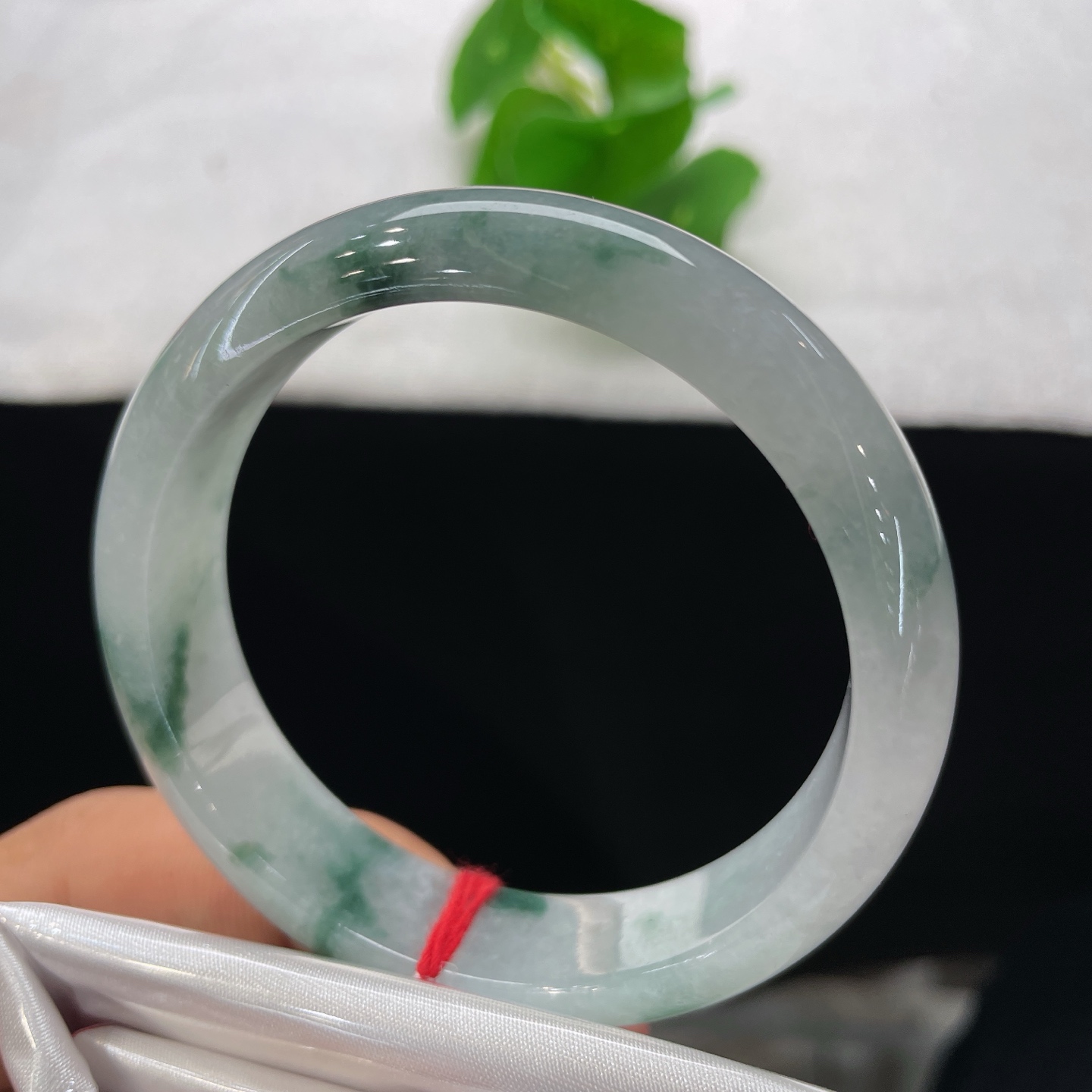 天然翡翠手镯 圈口54.8/13.2/7.2，正圈飘花，54/55可戴，冰润底色上飘着翠色絮花，仿若薄雾轻笼翠林，无裂