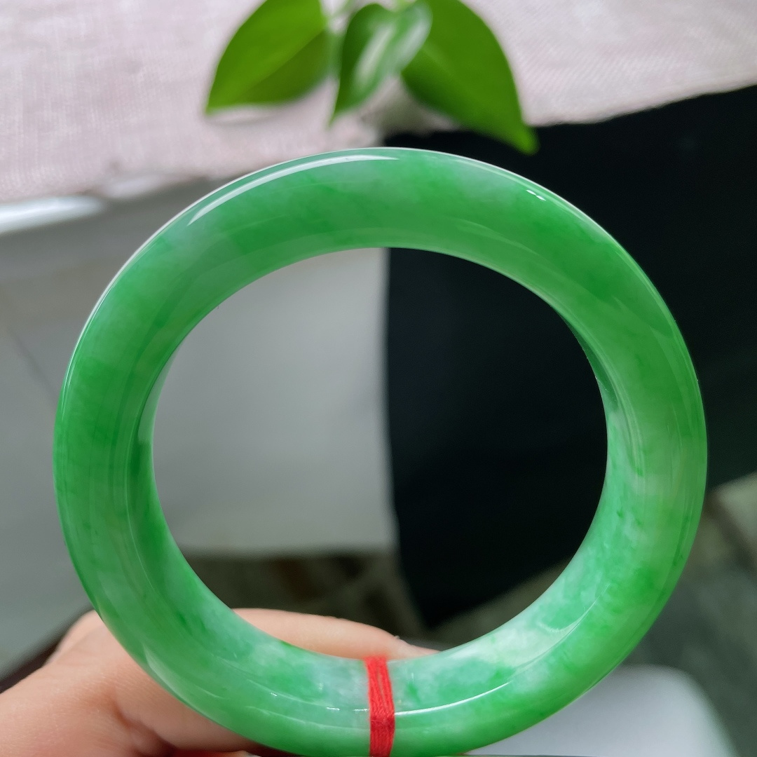52.9/12.4/9.3，满绿正圈，翠色欲滴，艳丽贵气，种老，细润，极具东方美学的气质，无裂，ss59359a