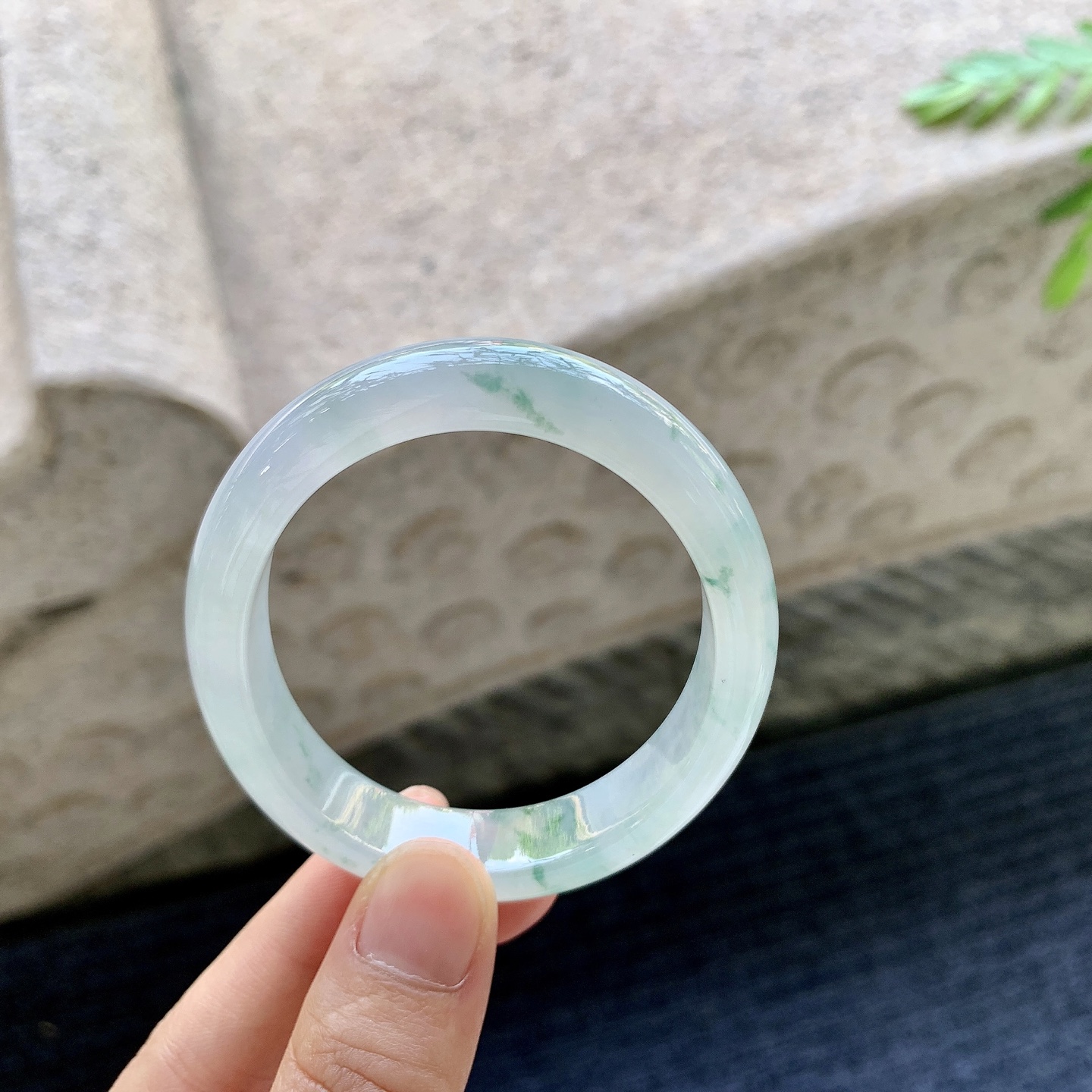 贵妃52 53 圈口53.4/46.6/11/7 编码C5092625 冰糯飘花，水润，种老，细腻，打灯有絮线