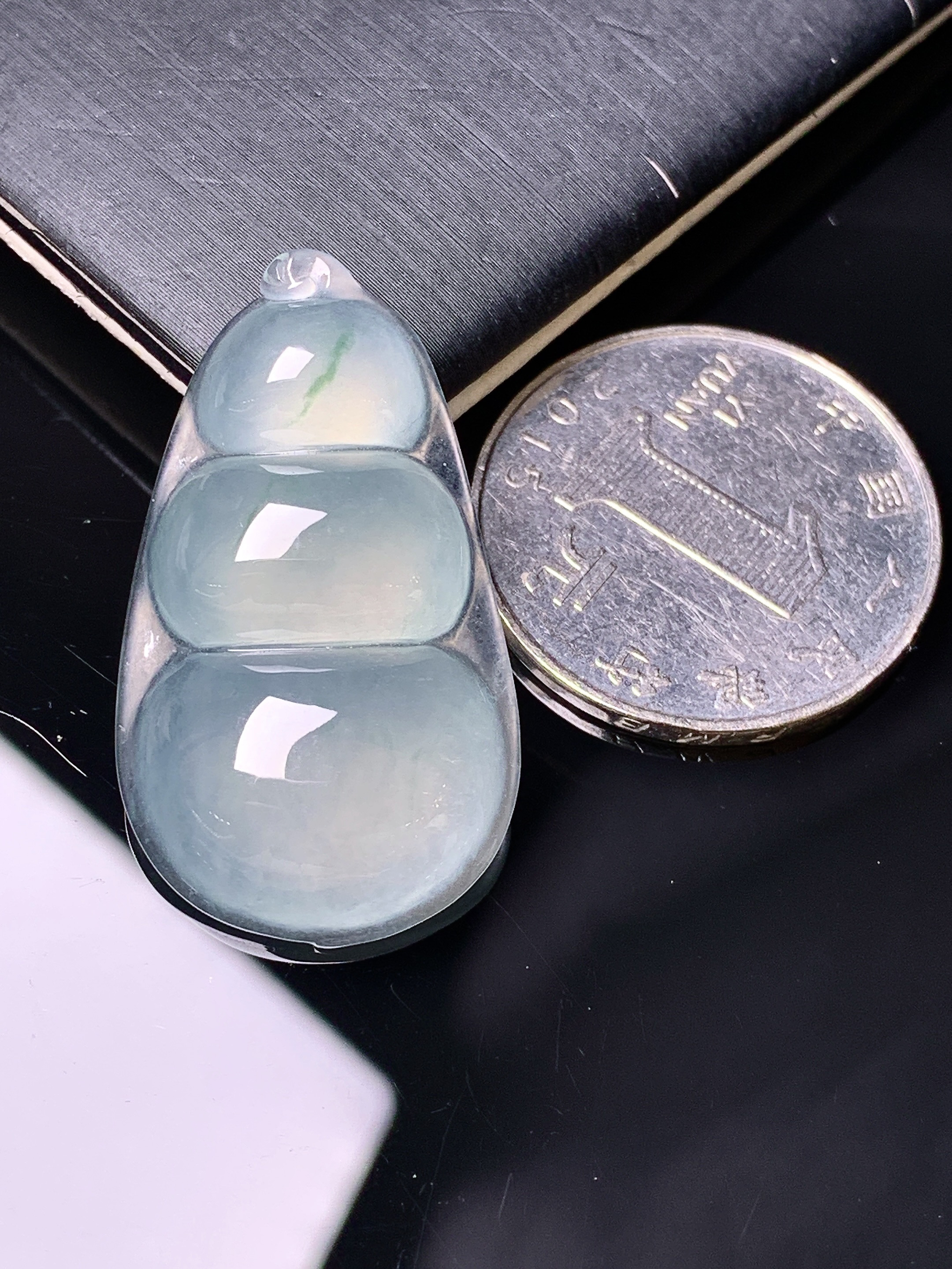 冰种四季豆吊坠 玉质细腻 色泽艳丽清新 水润亮眼 整体尺寸34.2*19.5*6 c1