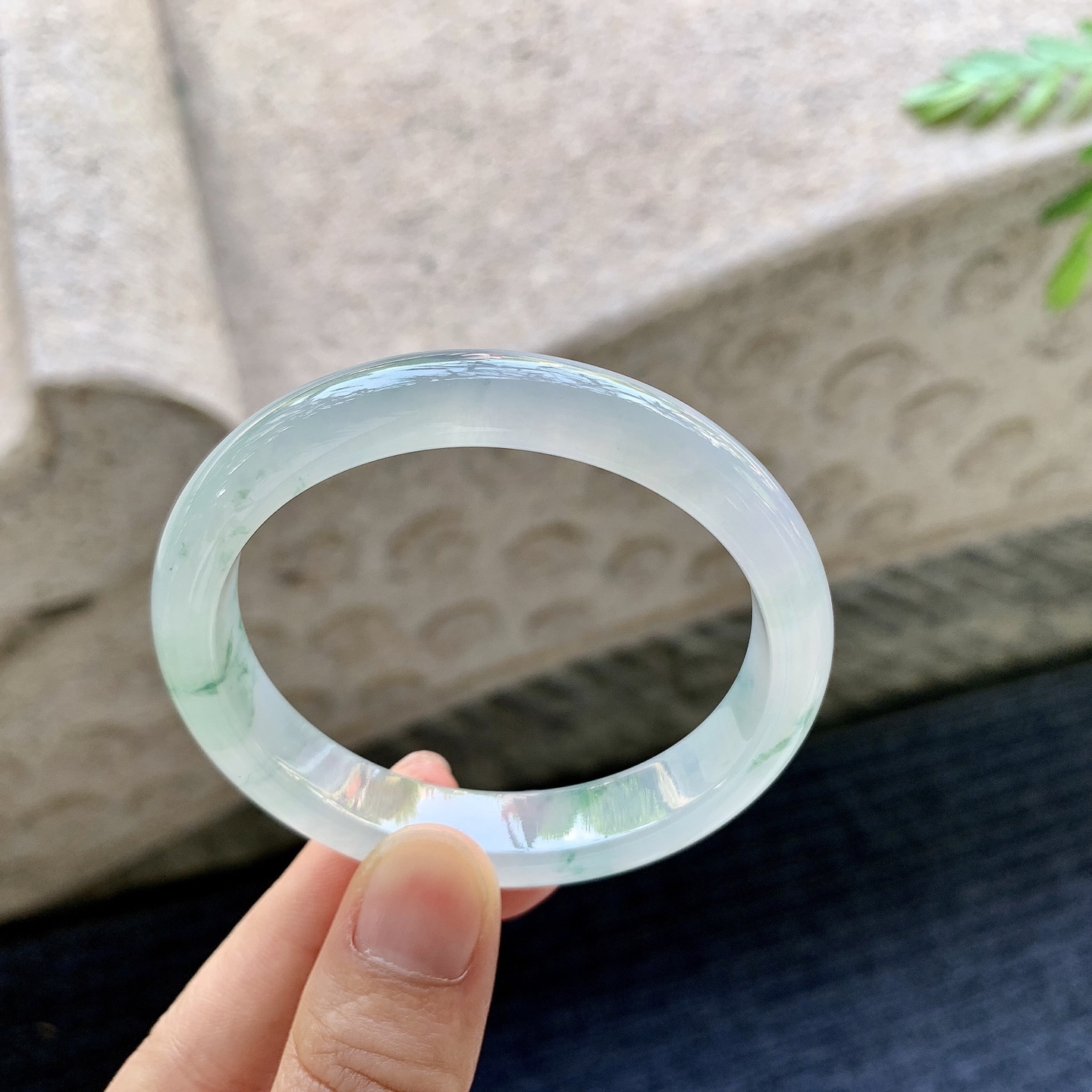 贵妃52 53 圈口53.4/46.6/11/7 编码C5092625 冰糯飘花，水润，种老，细腻，打灯有絮线