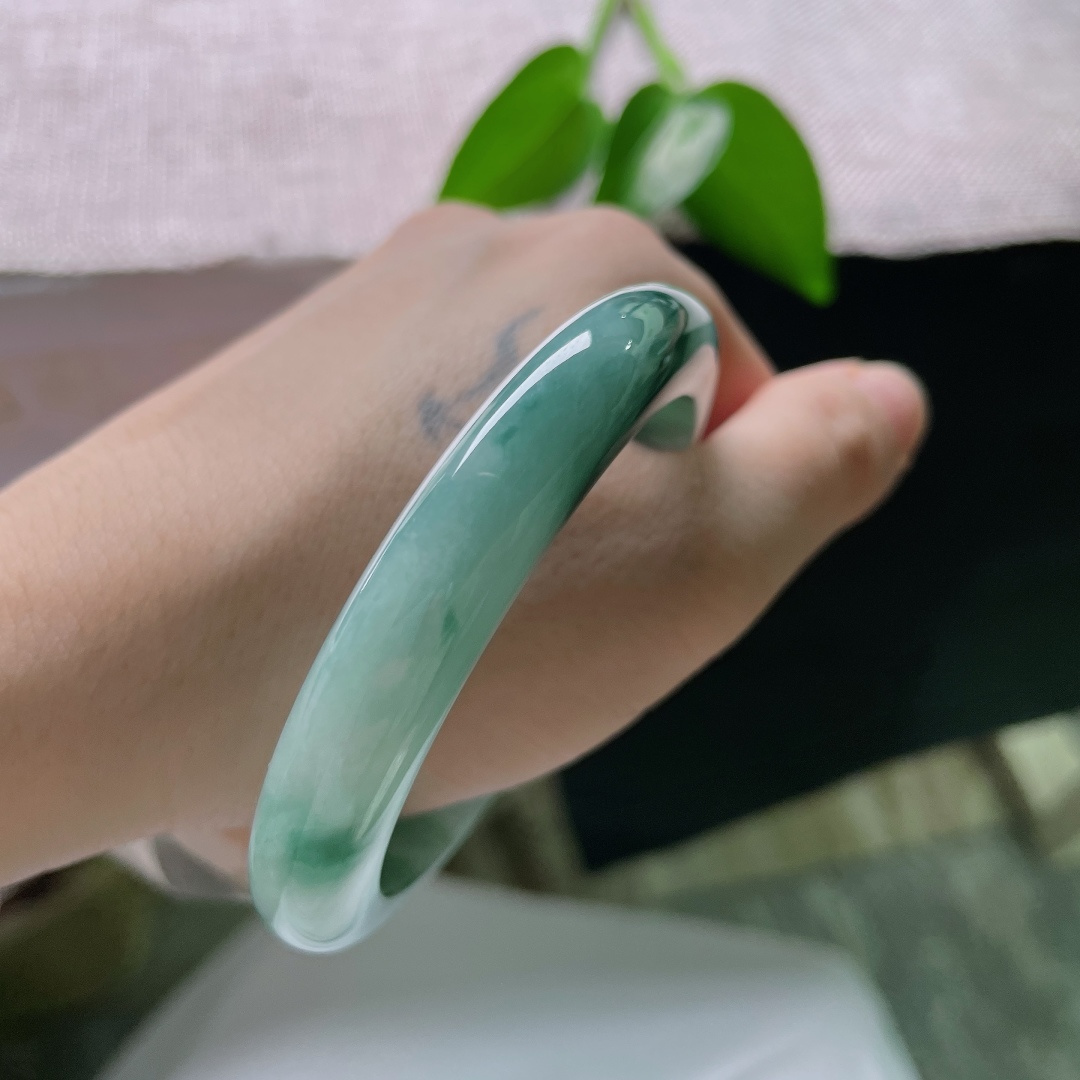 55.8/10.6/8.5，飘花正圈，棉线，幽蓝飘花肆意晕染玉环，冰种水头充盈饱满，素镯简约，衬人沉静从容温婉大方。ss59341a